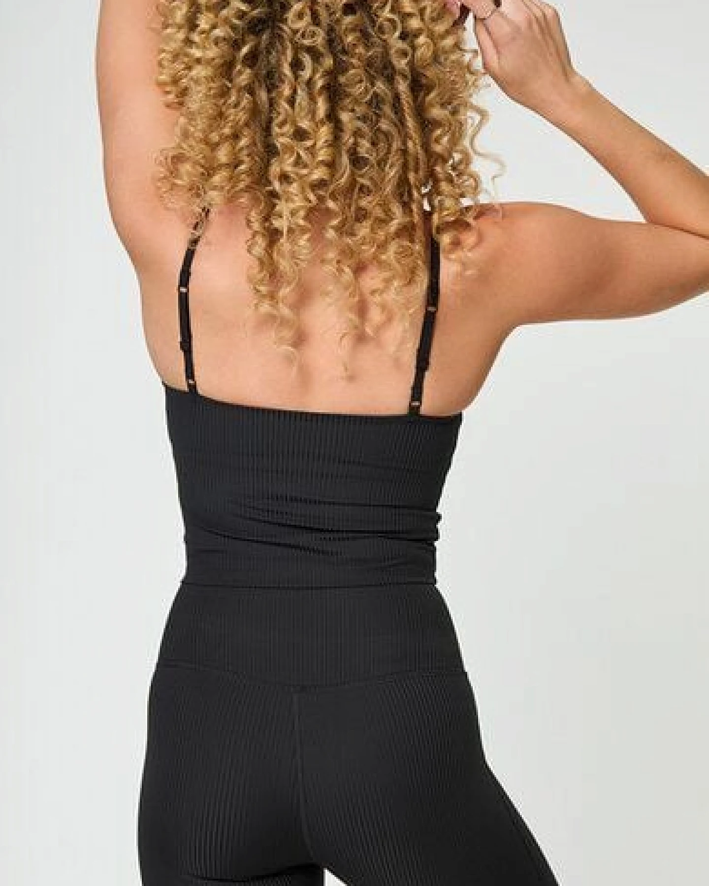 Girlfriend Collective Damen Top gerippt Schwarz „Rib Cami" aus recyceltem Plastik – Ansicht 4