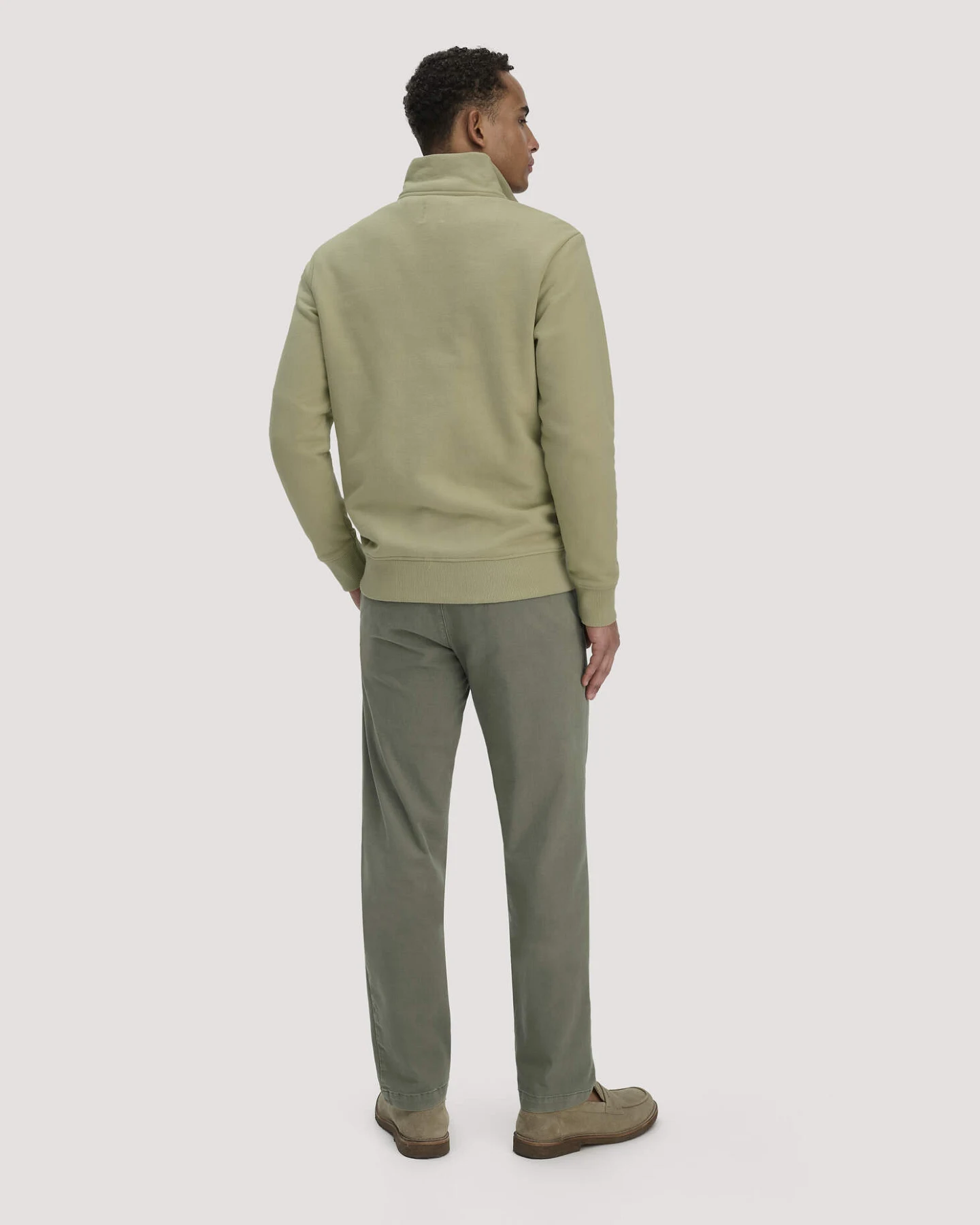 hessnatur Herren Chino LENN Regular aus Bio-Baumwolle - grün - Größe 34/32 – Ansicht 2