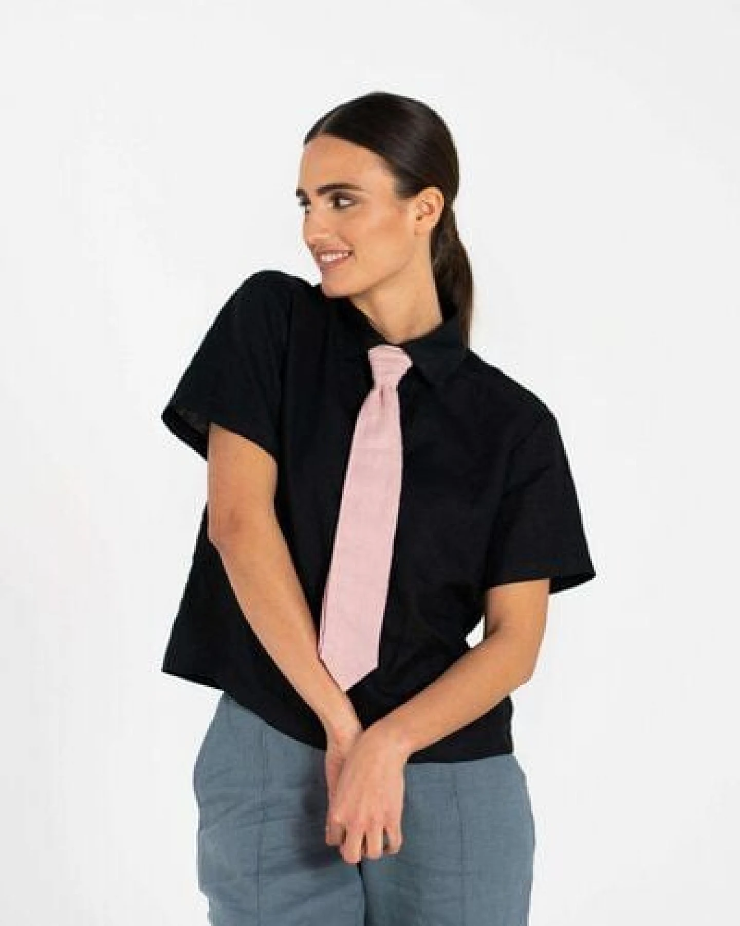 HACOY Leinenhemd mit abnehmbarer Krawatte – Unisex & Kurzarm – Made in Litauen – Ansicht 4