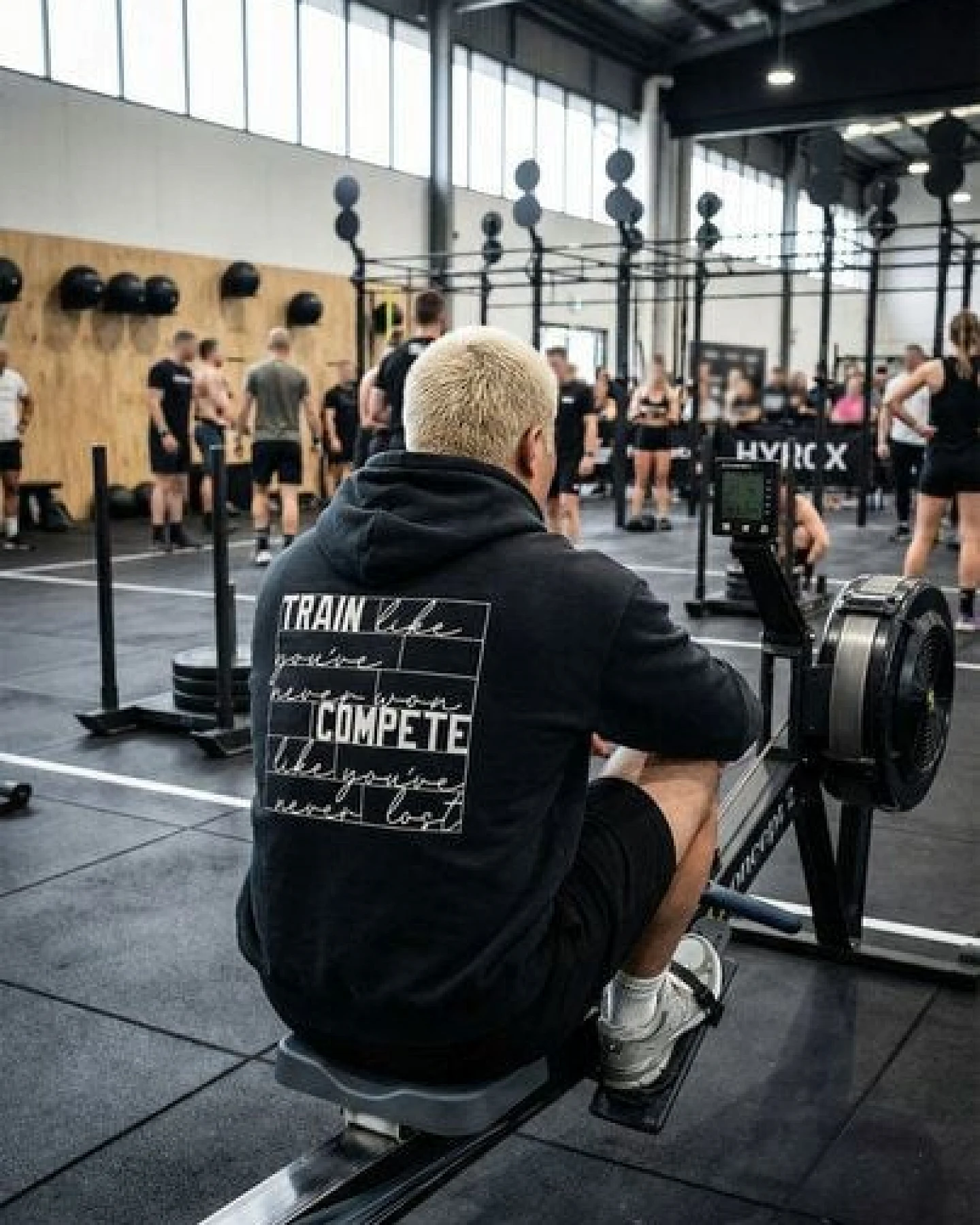 THE FACE OF ELEMENTS TRAIN & COMPETE - OVERSIZED FIT HOODIE AUS 100% BIO-BAUMWOLLE – Ansicht 3