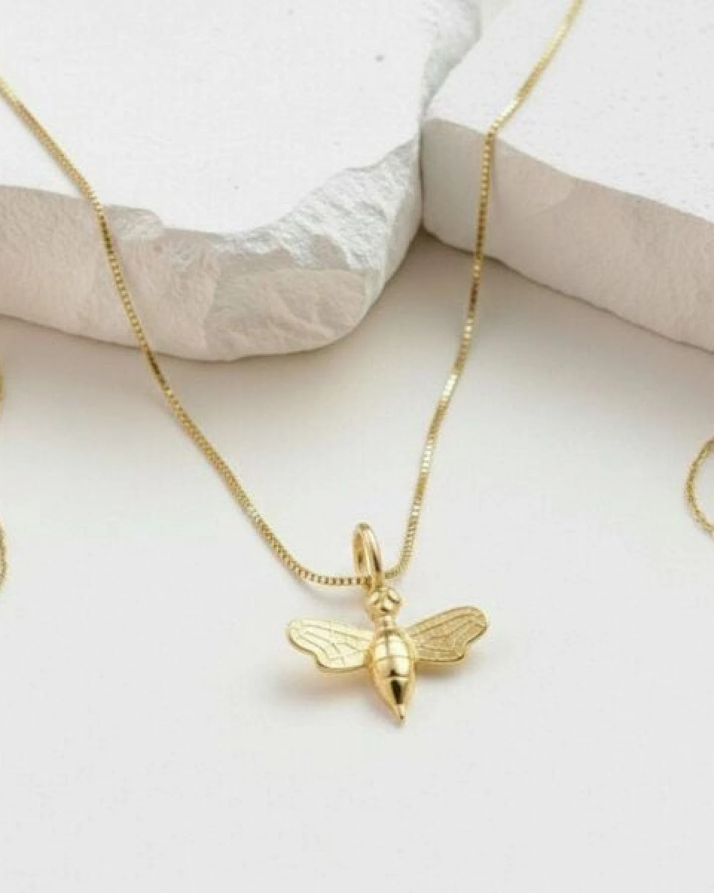 MOANINA Kette Miela Biene • 8k Echtgold – Ansicht 2