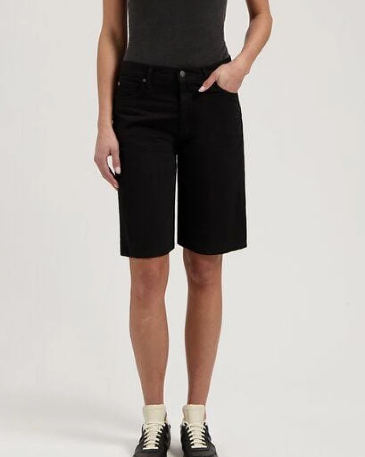 MUD Jeans Damen Shorts "Suzy Mid Short - BlackDip"