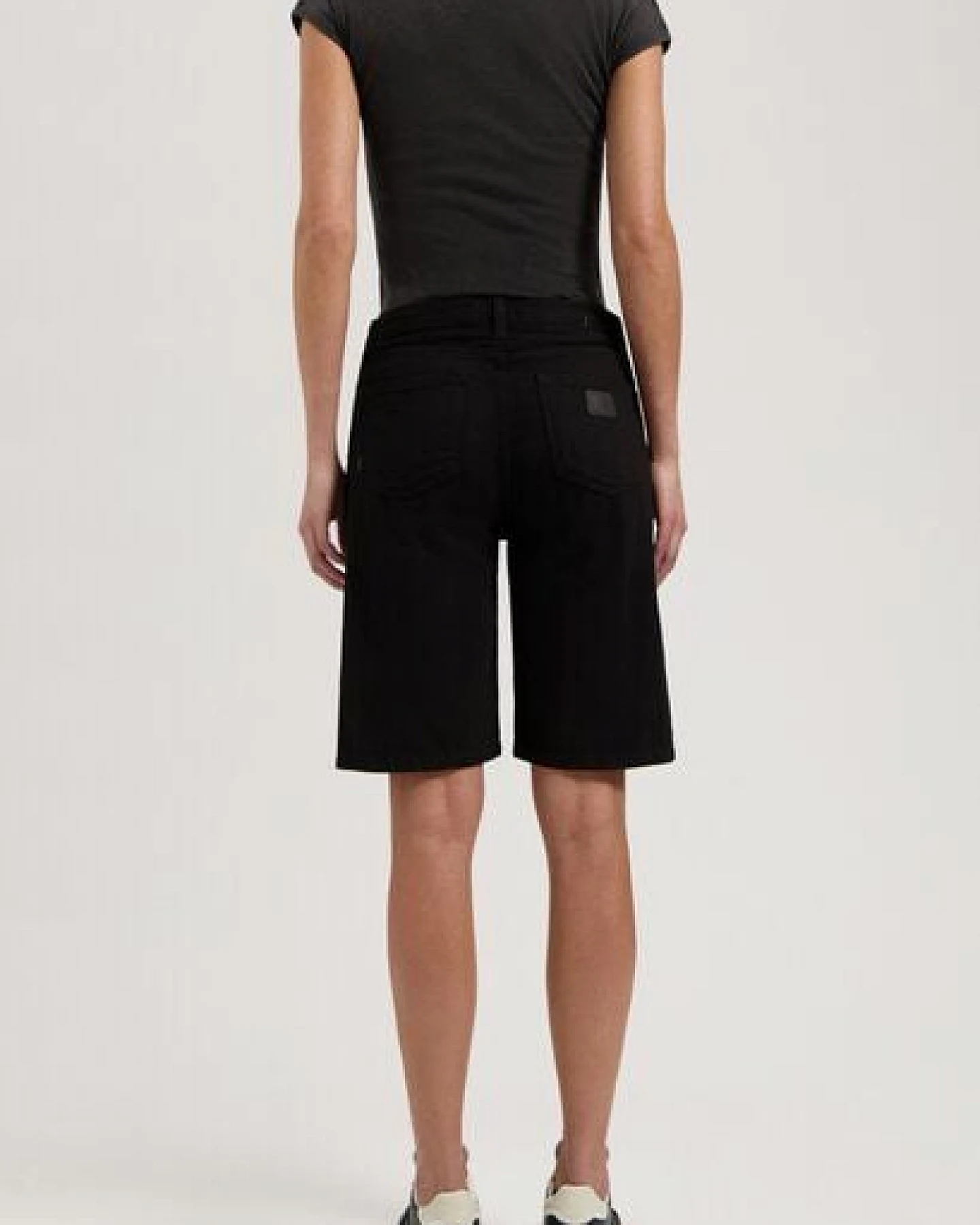 MUD Jeans Damen Shorts "Suzy Mid Short - BlackDip" – Ansicht 4