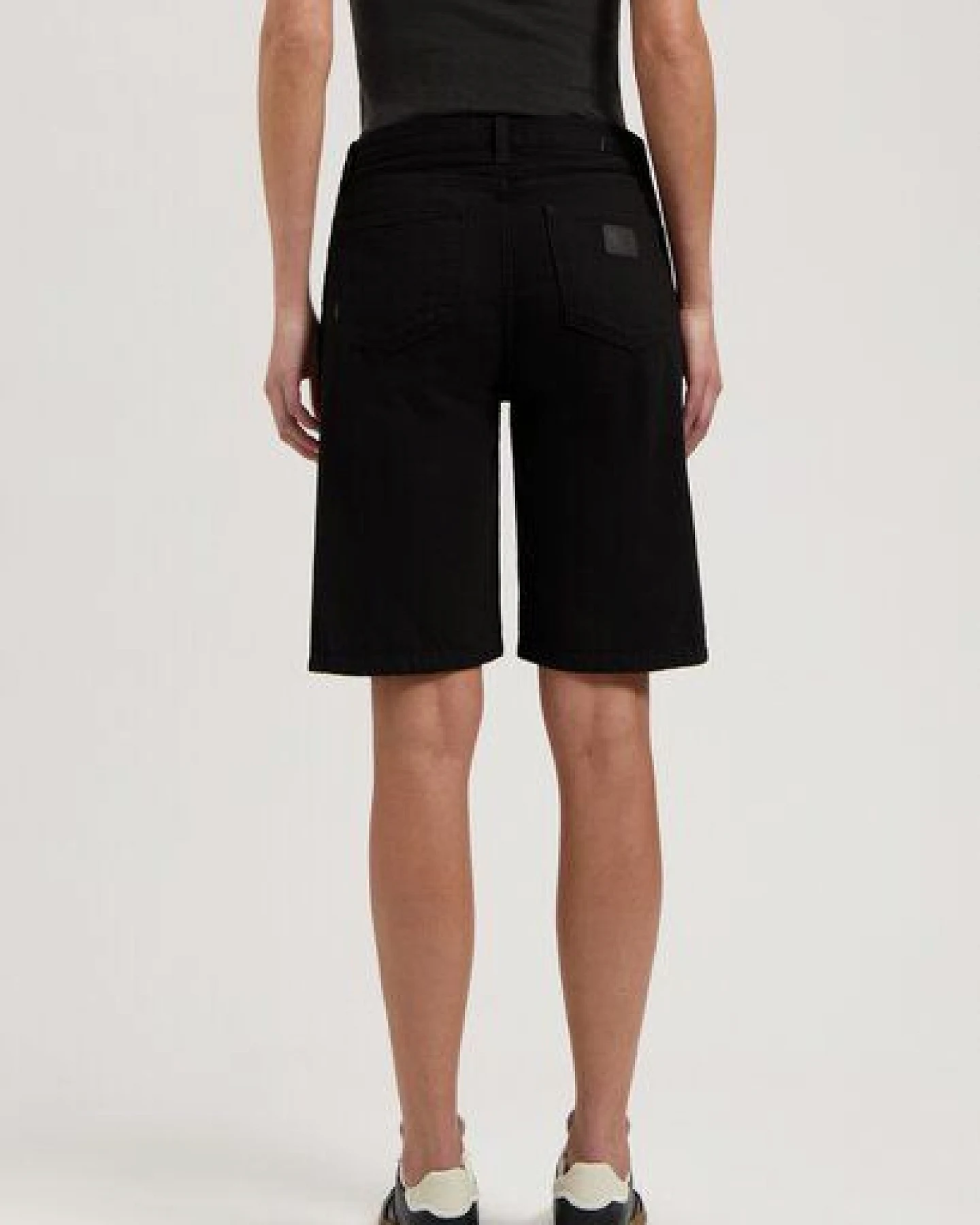 MUD Jeans Damen Shorts "Suzy Mid Short - BlackDip" – Ansicht 2
