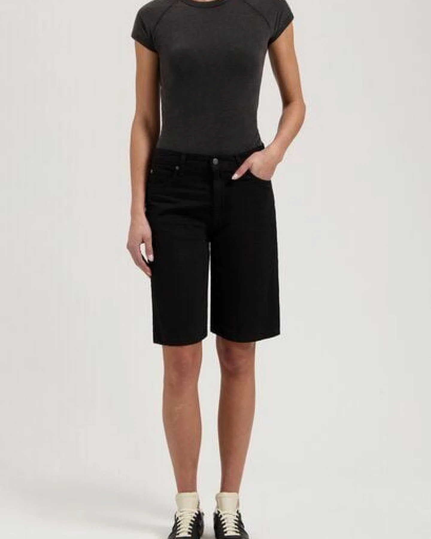 MUD Jeans Damen Shorts "Suzy Mid Short - BlackDip" – Ansicht 3