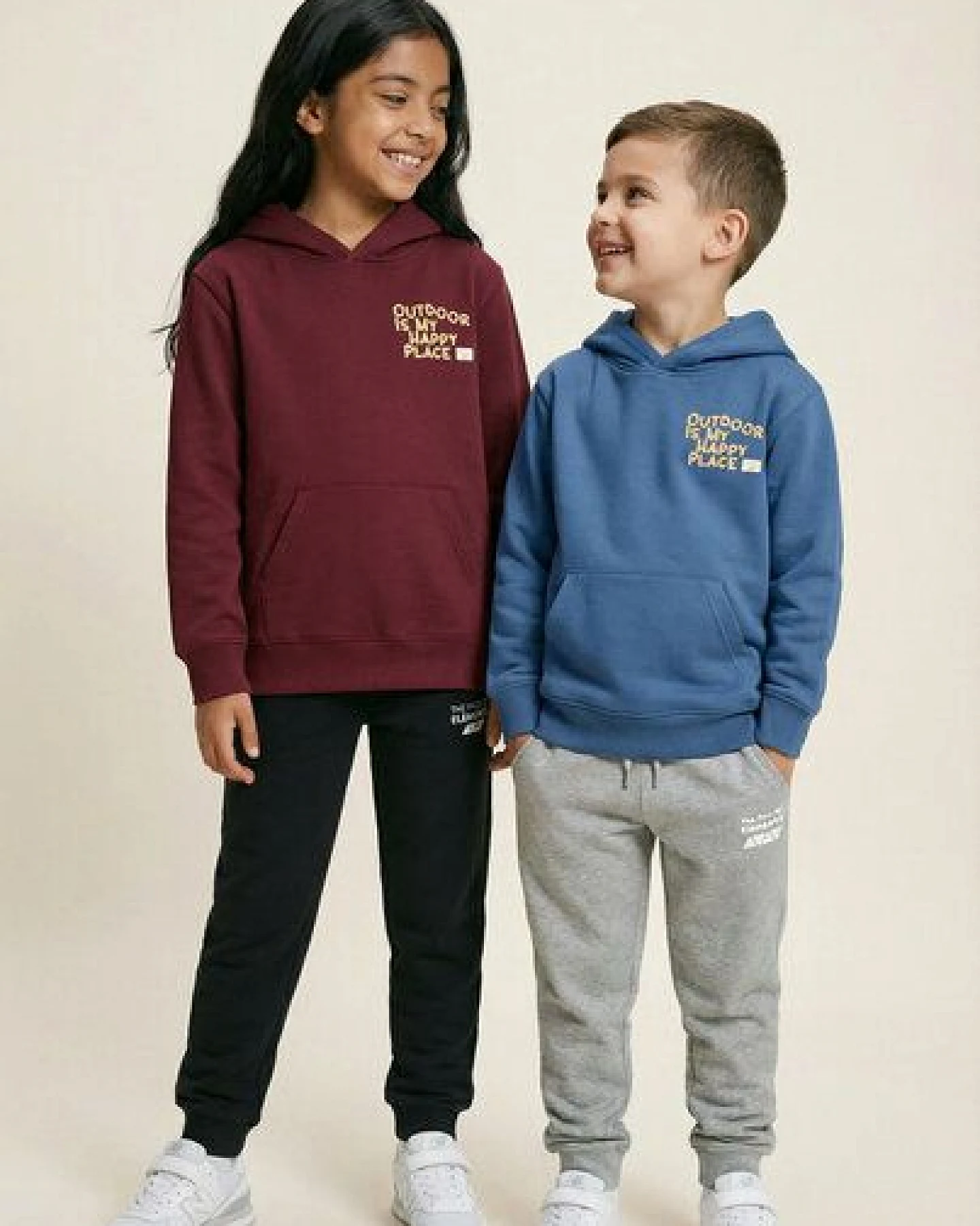 THE FACE OF ELEMENTS OUTDOOR IS MY HAPPY PLACE - RELAXED FIT KIDS HOODIE AUS 100% BIO-BAUMWOLLE – Ansicht 2