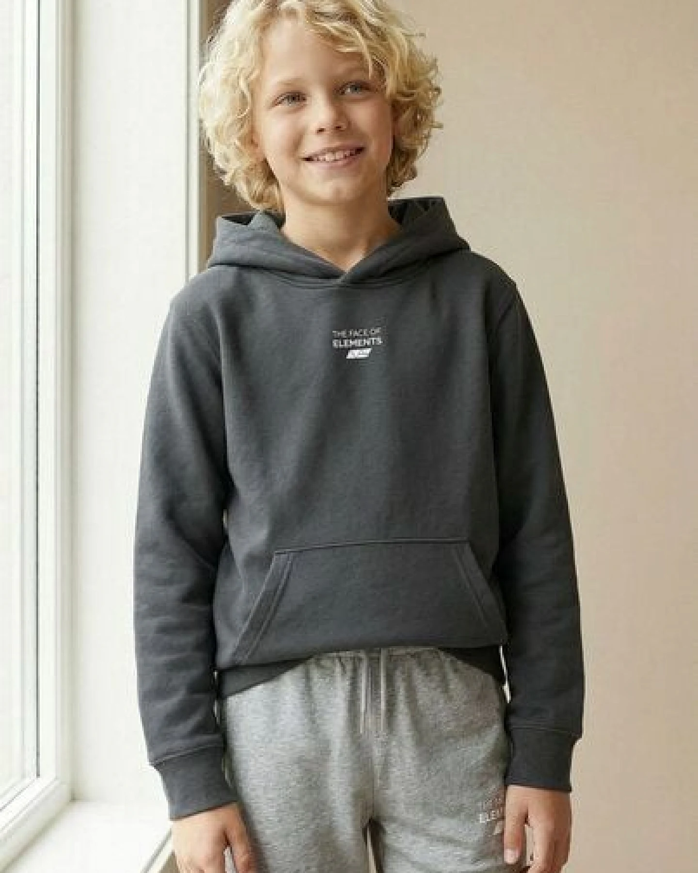 THE FACE OF ELEMENTS ESSENTIAL - RELAXED FIT KIDS HOODIE AUS 100% BIO-BAUMWOLLE – Ansicht 3