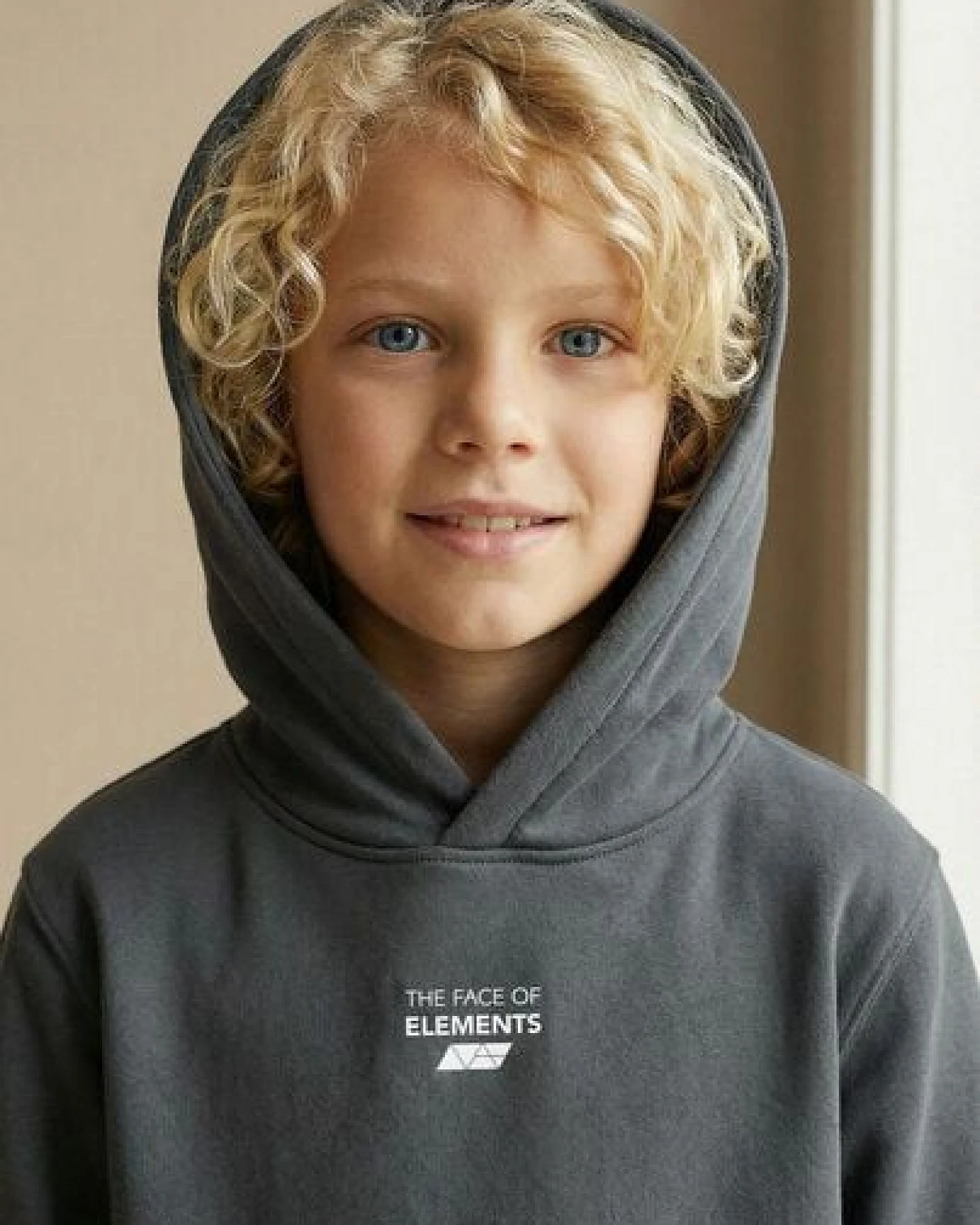THE FACE OF ELEMENTS ESSENTIAL - RELAXED FIT KIDS HOODIE AUS 100% BIO-BAUMWOLLE – Ansicht 2
