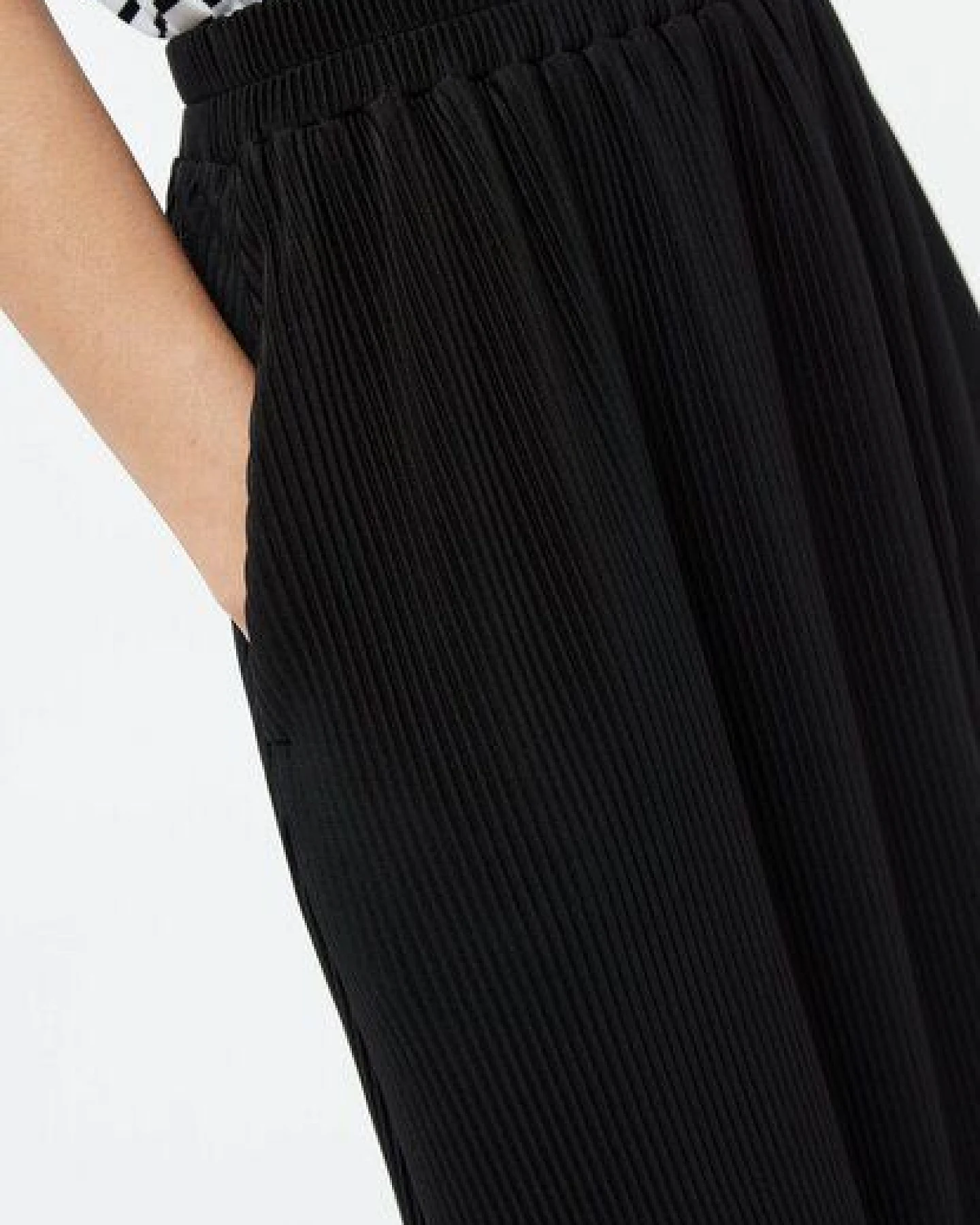 Givn Berlin Plisseerock GBLEONIE aus recyceltem Polyester - Black (Pleats) – Ansicht 2
