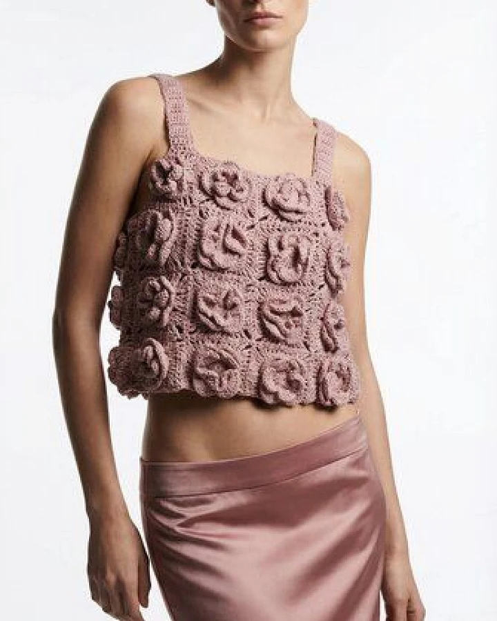 KnitToChange Handgehäkeltes Crop-Top mit 3D-Blüten