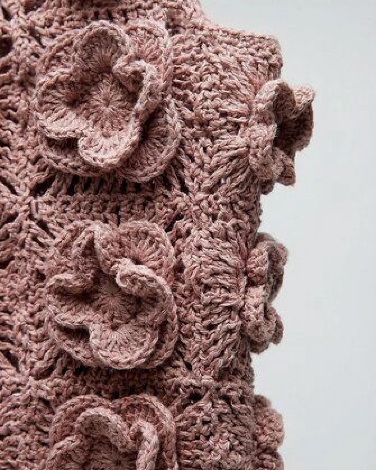 KnitToChange Handgehäkeltes Crop-Top mit 3D-Blüten – Ansicht 3
