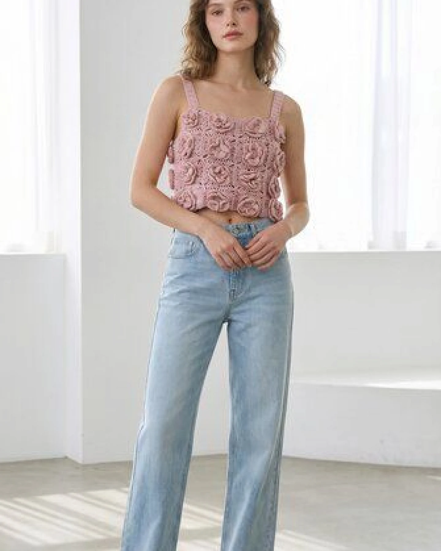 KnitToChange Handgehäkeltes Crop-Top mit 3D-Blüten – Ansicht 4
