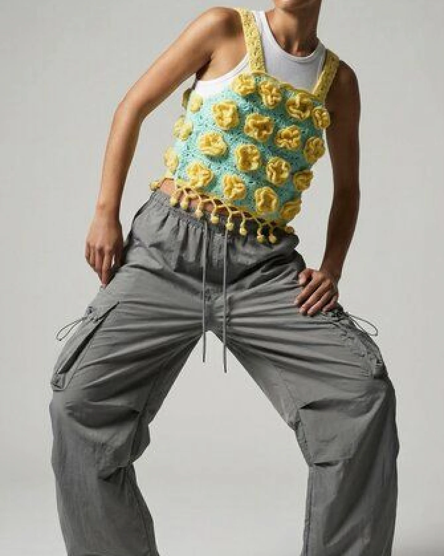 KnitToChange Handgehäkeltes Crop-Top mit 3D-Blüten in Mint & Gelb – Ansicht 2