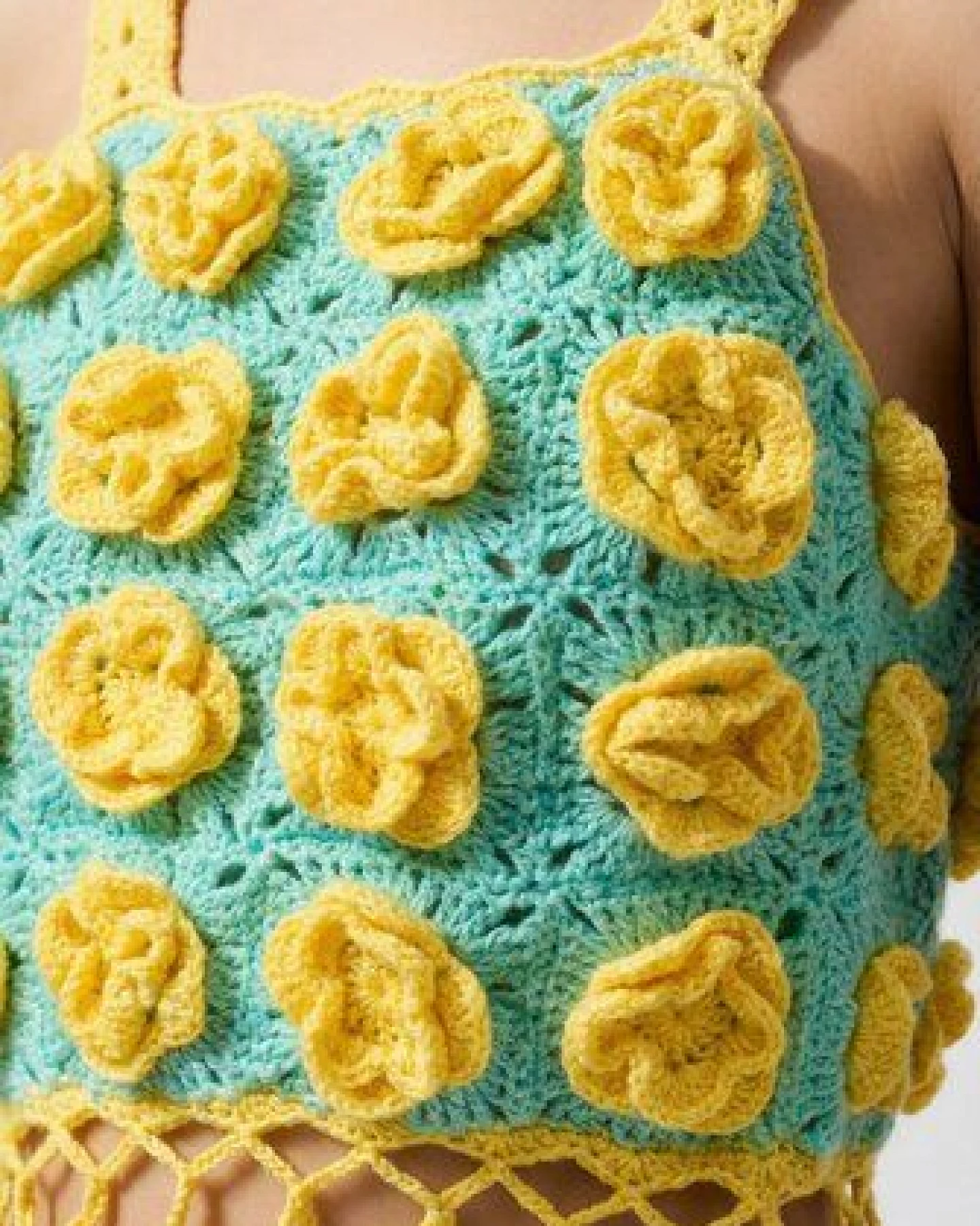 KnitToChange Handgehäkeltes Crop-Top mit 3D-Blüten in Mint & Gelb – Ansicht 3