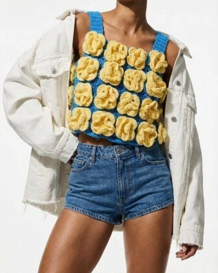KnitToChange Handgehäkeltes Crop-Top mit 3D-Blüten in Blau & Gelb