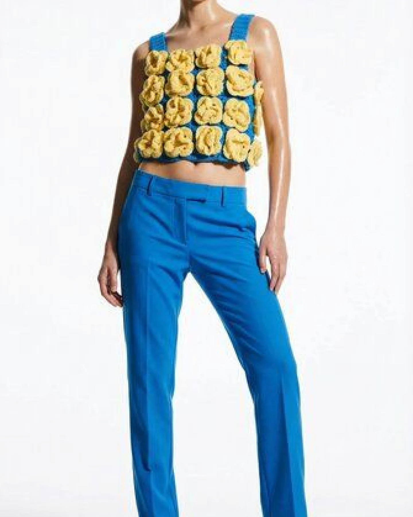 KnitToChange Handgehäkeltes Crop-Top mit 3D-Blüten in Blau & Gelb – Ansicht 2