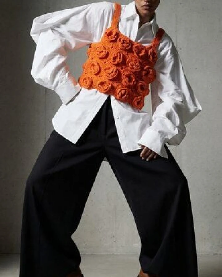 KnitToChange Handgehäkeltes Crop-Top mit 3D-Blüten in Orange