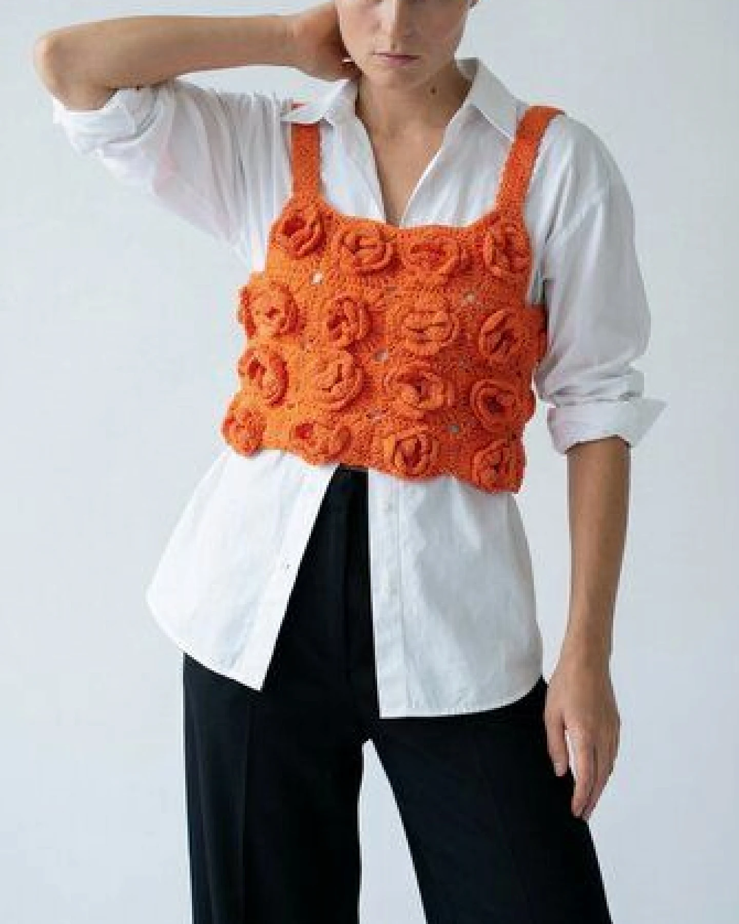 KnitToChange Handgehäkeltes Crop-Top mit 3D-Blüten in Orange – Ansicht 2