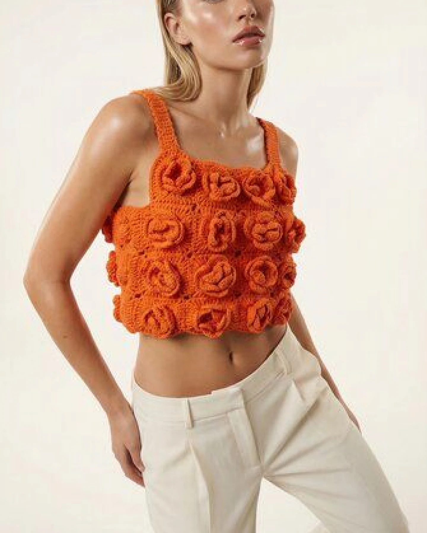 KnitToChange Handgehäkeltes Crop-Top mit 3D-Blüten in Orange – Ansicht 3