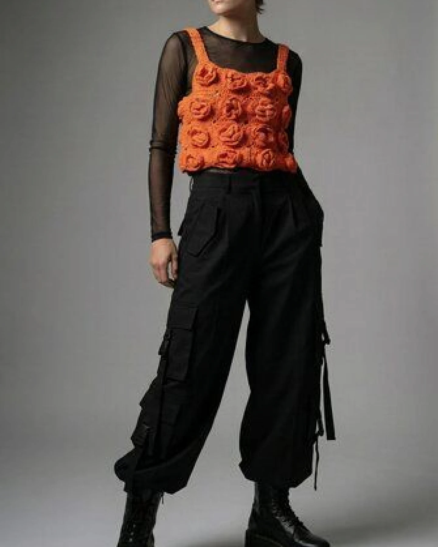 KnitToChange Handgehäkeltes Crop-Top mit 3D-Blüten in Orange – Ansicht 4