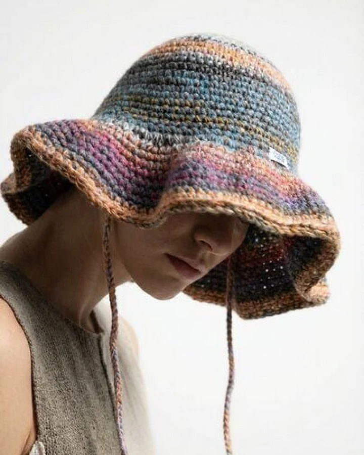 KnitToChange Handgehäkelte Bucket Hat mit breiter Krempe – Multicolor