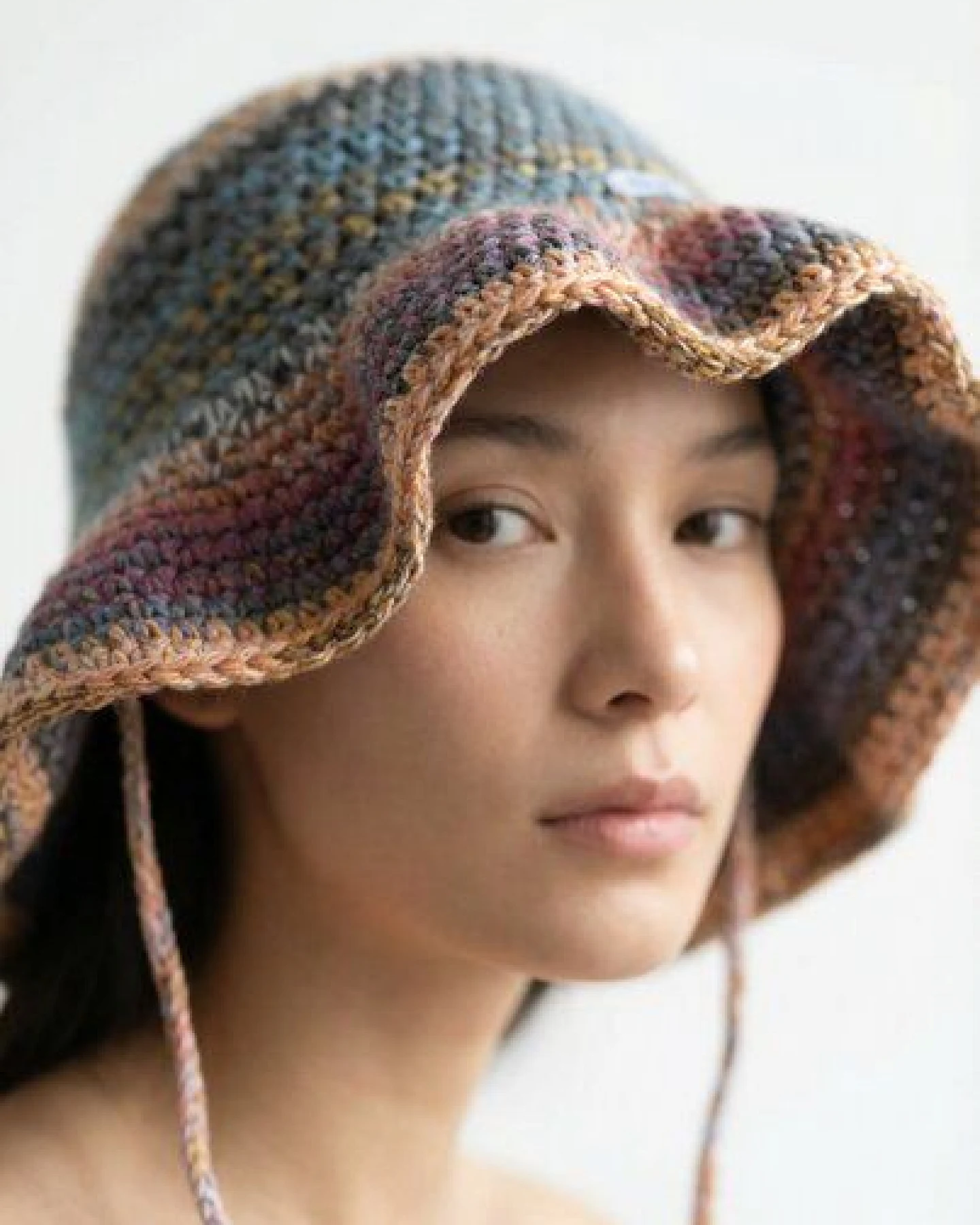 KnitToChange Handgehäkelte Bucket Hat mit breiter Krempe – Multicolor – Ansicht 2