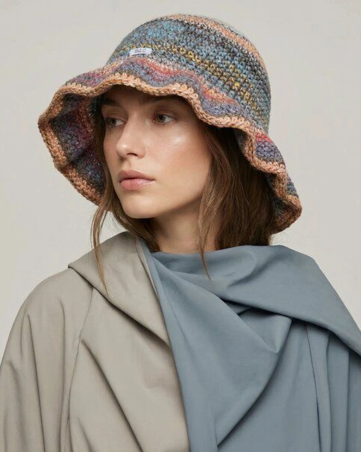 KnitToChange Handgehäkelte Bucket Hat mit breiter Krempe – Multicolor – Ansicht 3