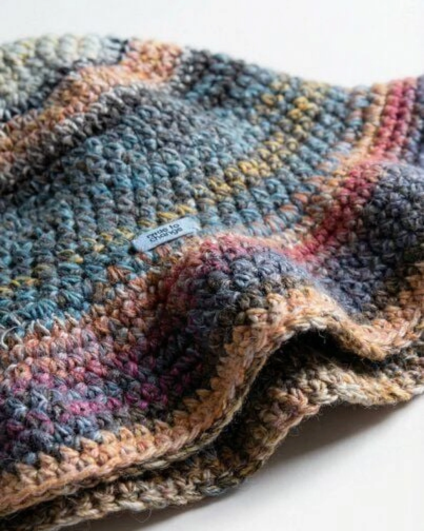 KnitToChange Handgehäkelte Bucket Hat mit breiter Krempe – Multicolor – Ansicht 4