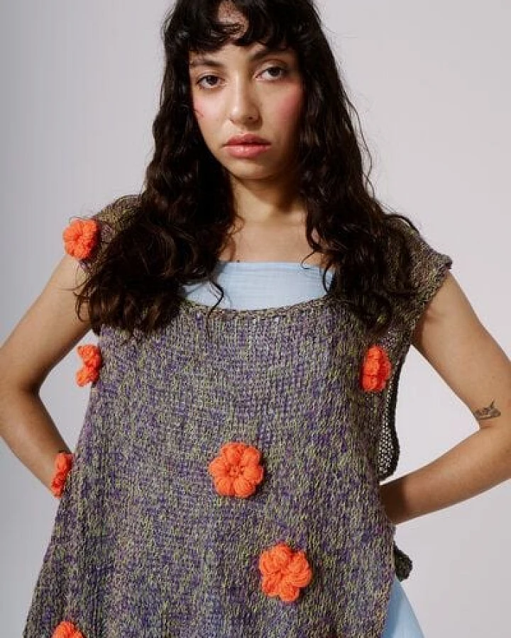 KnitToChange Handgestrickte Weste mit 3D-Blüten und seitlicher Bindung