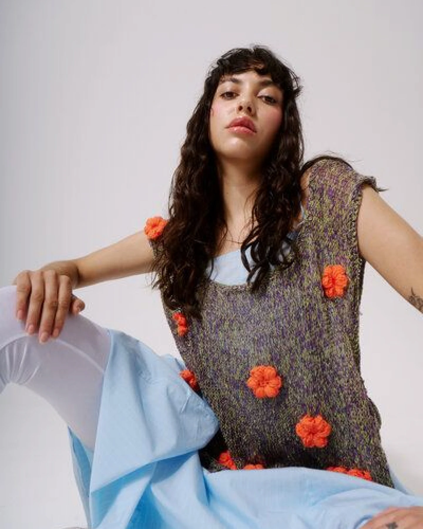 KnitToChange Handgestrickte Weste mit 3D-Blüten und seitlicher Bindung – Ansicht 2