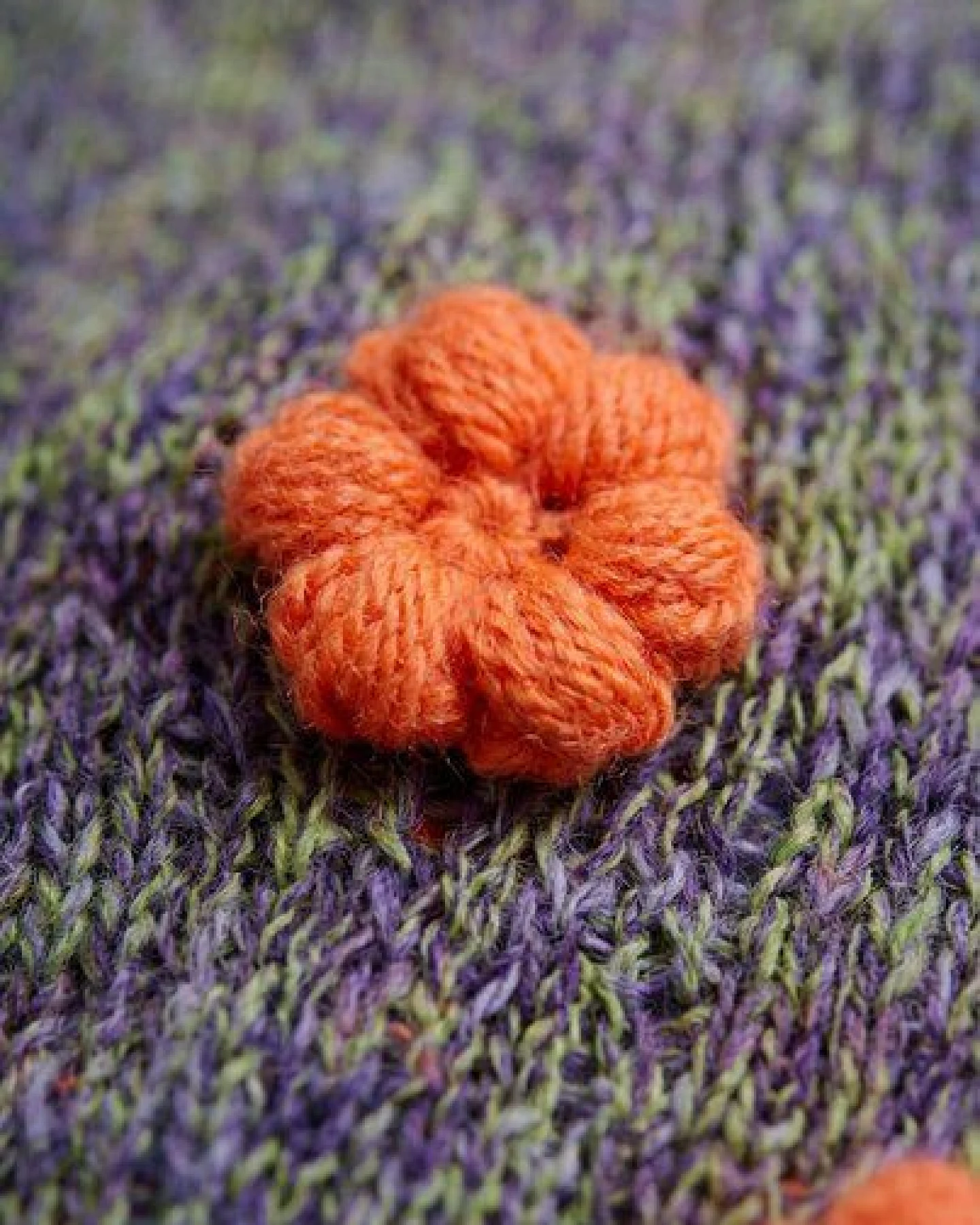KnitToChange Handgestrickte Weste mit 3D-Blüten und seitlicher Bindung – Ansicht 3