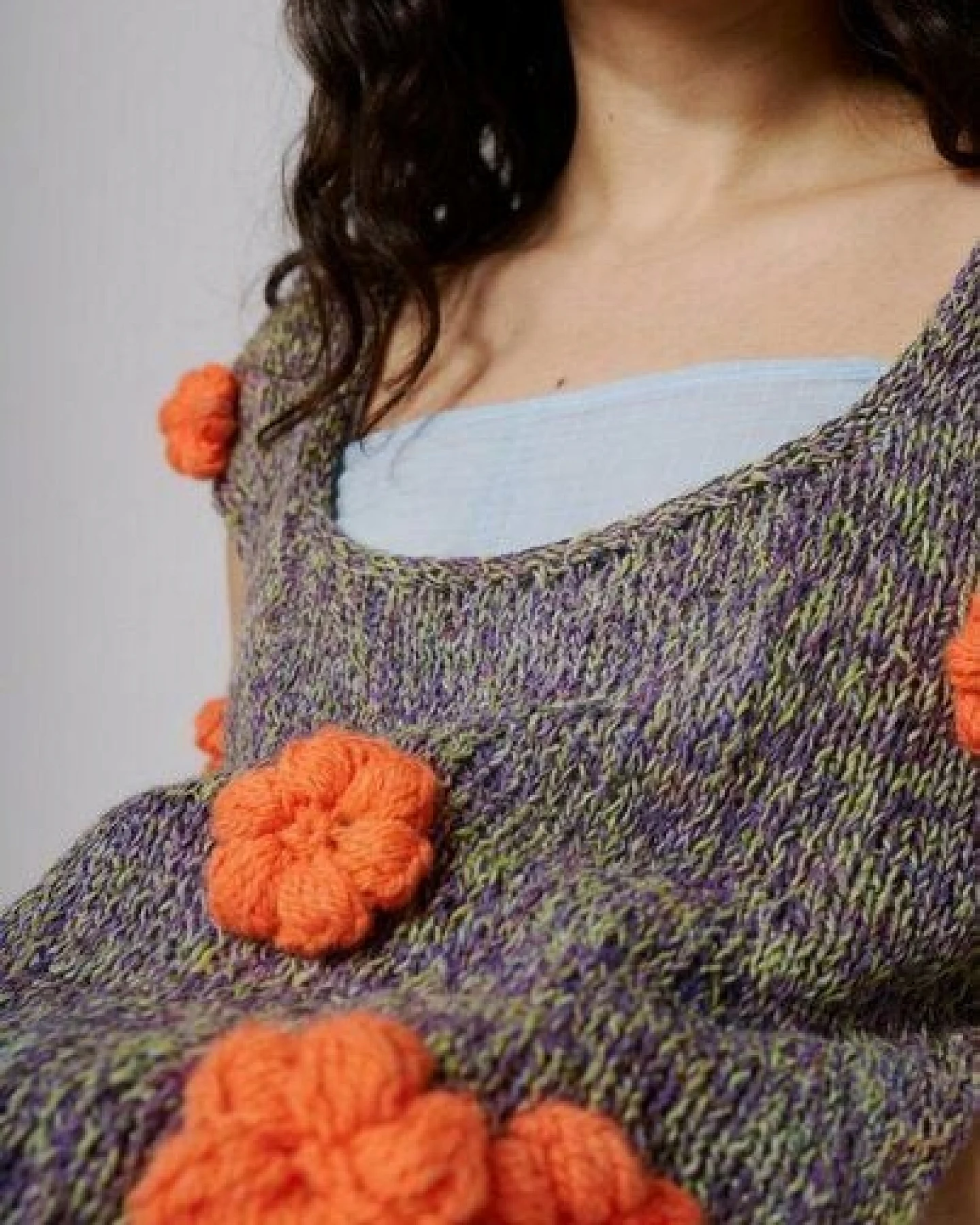 KnitToChange Handgestrickte Weste mit 3D-Blüten und seitlicher Bindung – Ansicht 4