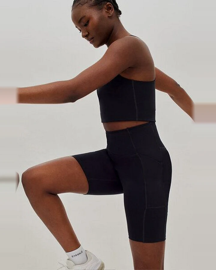 Girlfriend Collective Damen Bike Shorts mit Tasche Schwarz „High-Rise Pocket" recycelt