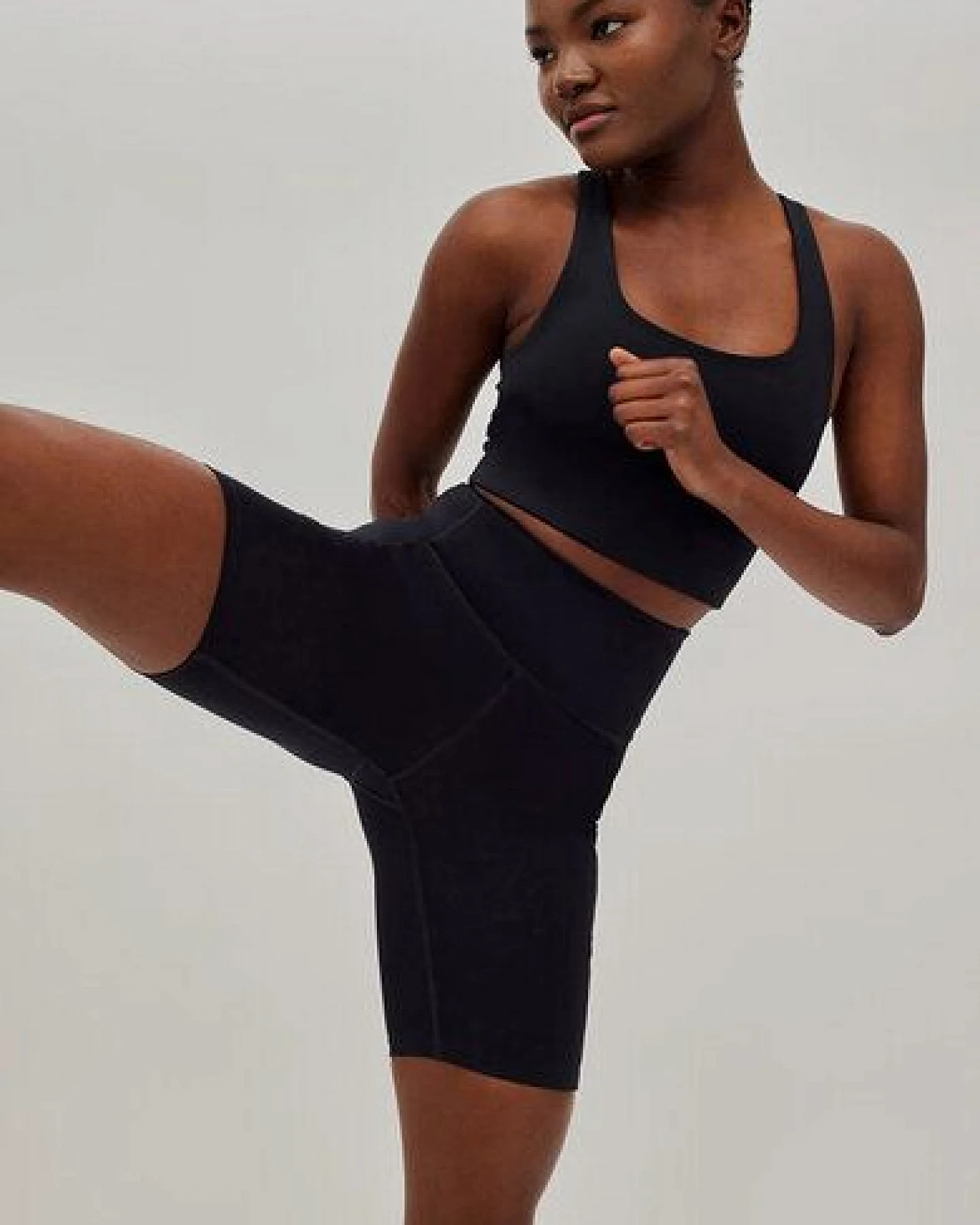 Girlfriend Collective Damen Bike Shorts mit Tasche Schwarz „High-Rise Pocket" recycelt – Ansicht 2