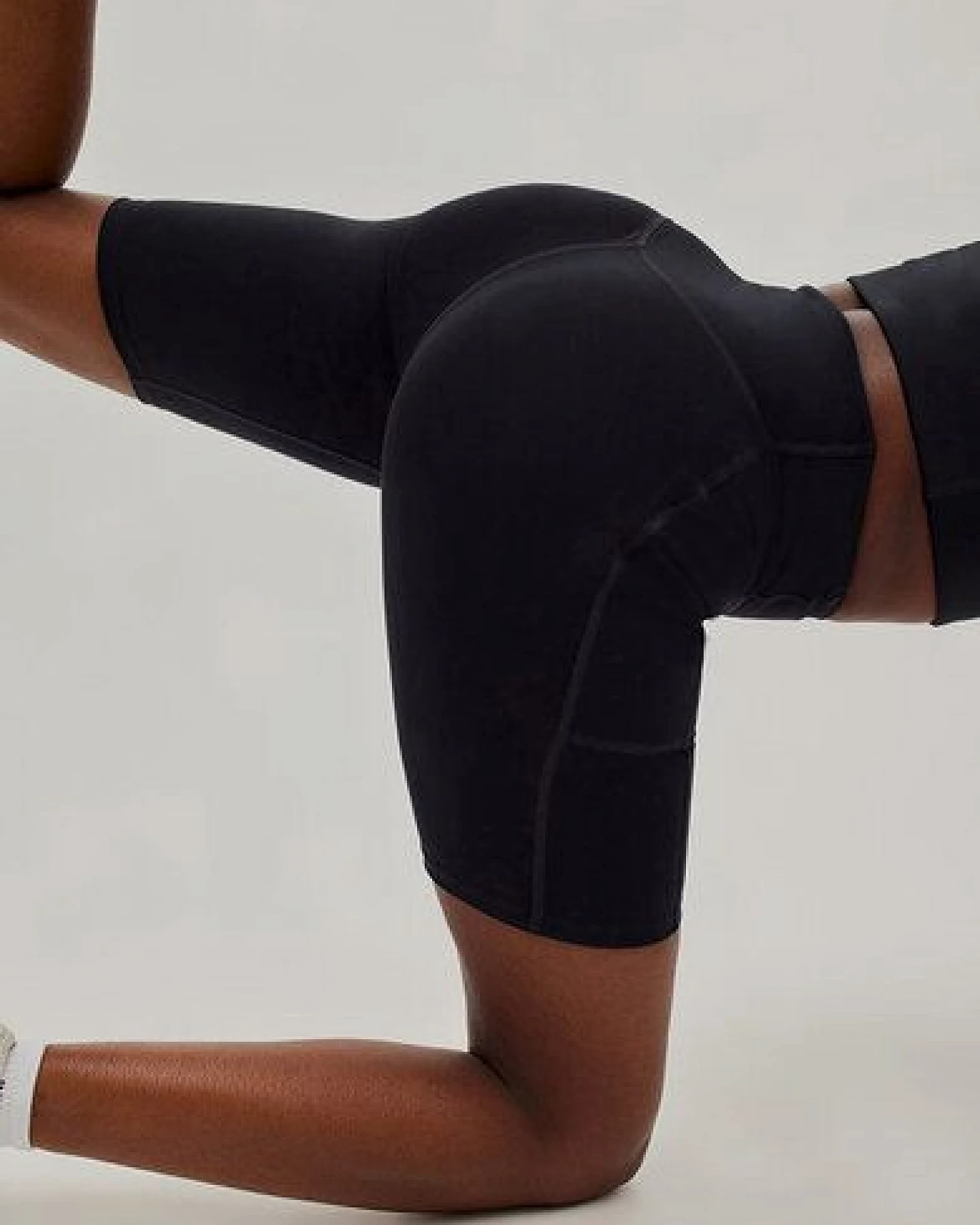 Girlfriend Collective Damen Bike Shorts mit Tasche Schwarz „High-Rise Pocket" recycelt – Ansicht 3
