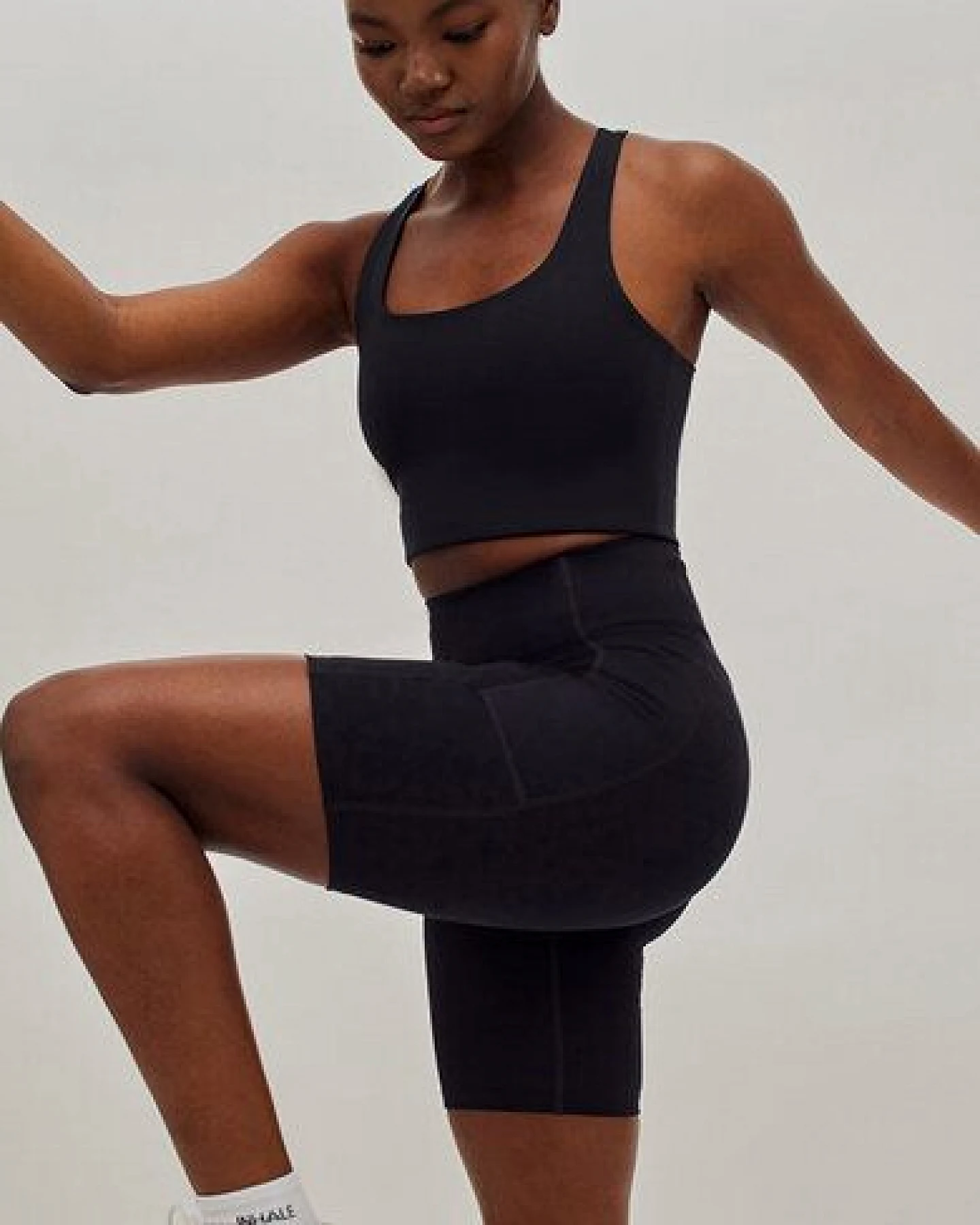 Girlfriend Collective Damen Bike Shorts mit Tasche Schwarz „High-Rise Pocket" recycelt – Ansicht 4