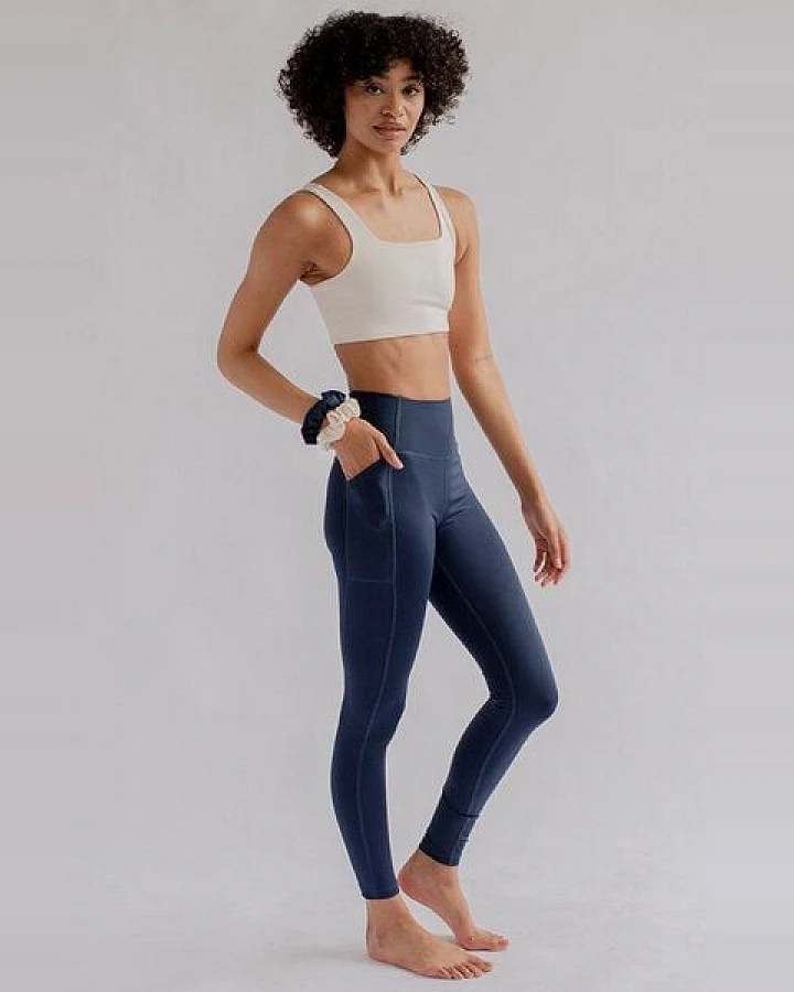 Girlfriend Collective Damen Yogaleggings mit hohem Bund und Tasche „Compressive High-Rise Pocket" aus recycelten Plastikflaschen