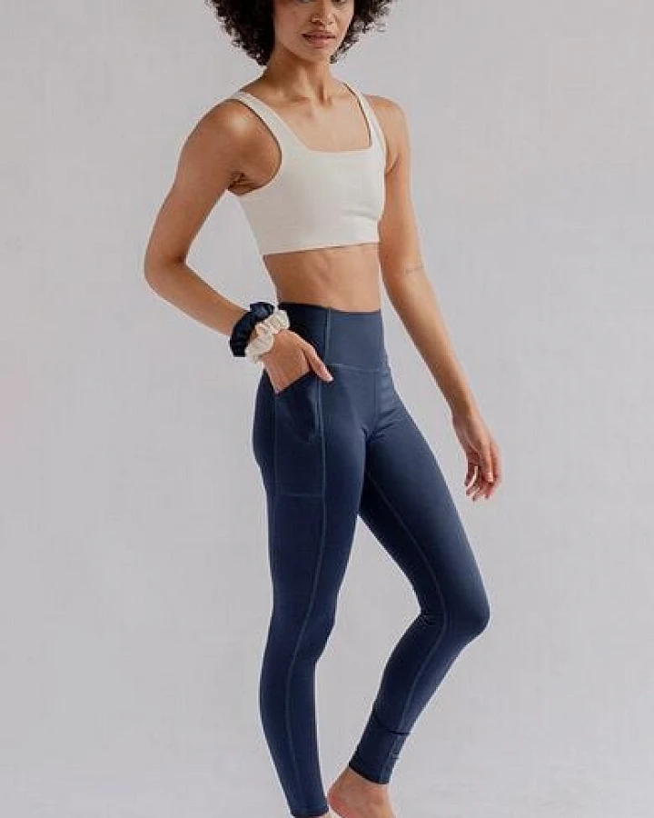Girlfriend Collective Damen Yogaleggings mit hohem Bund und Tasche „Compressive High-Rise Pocket" aus recycelten Plastikflaschen