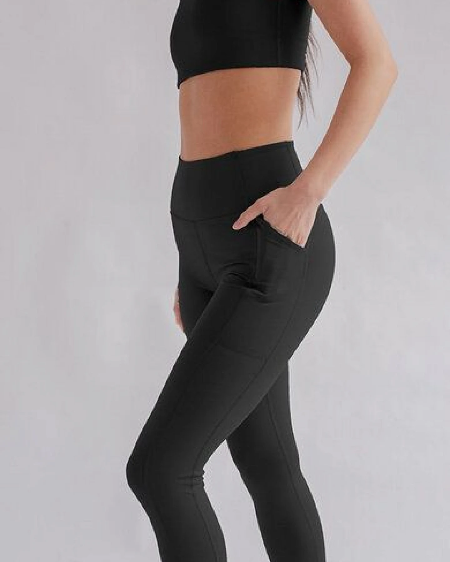 Girlfriend Collective Damen Yogaleggings mit hohem Bund und Tasche „Compressive High-Rise Pocket" aus recycelten Plastikflaschen – Ansicht 2