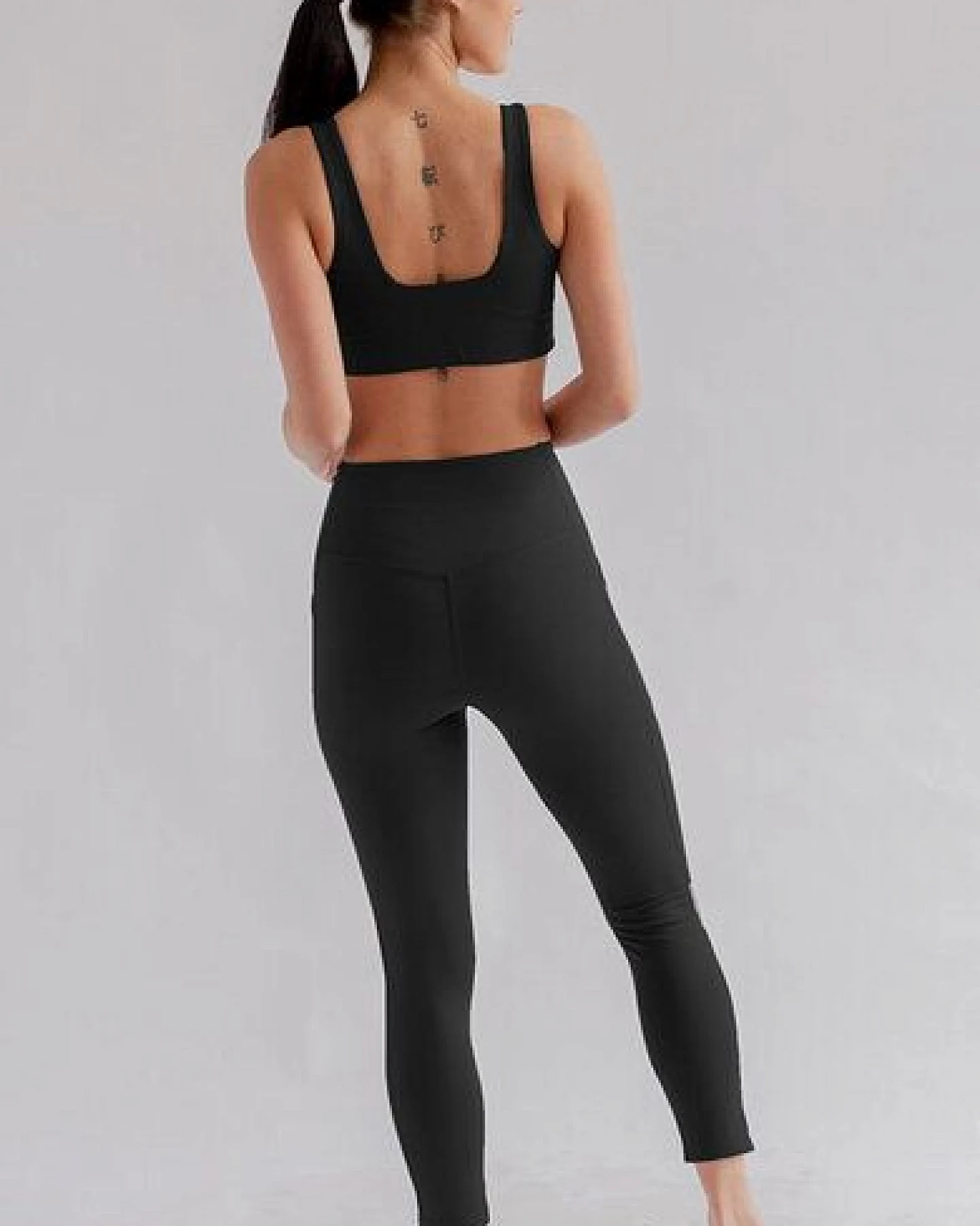 Girlfriend Collective Damen Yogaleggings mit hohem Bund und Tasche „Compressive High-Rise Pocket" aus recycelten Plastikflaschen – Ansicht 4