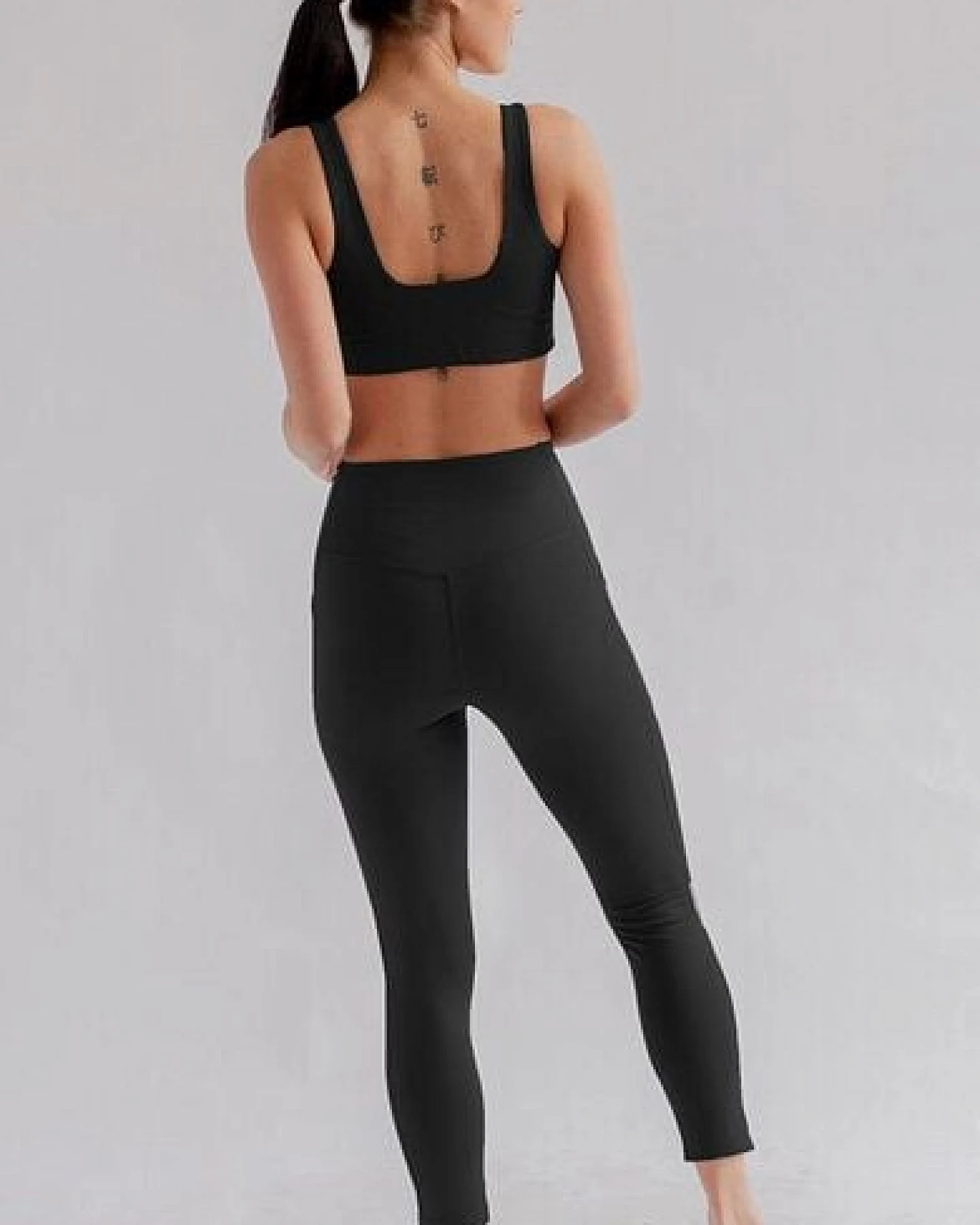 Girlfriend Collective Damen Yogaleggings mit hohem Bund und Tasche „Compressive High-Rise Pocket" aus recycelten Plastikflaschen – Ansicht 4