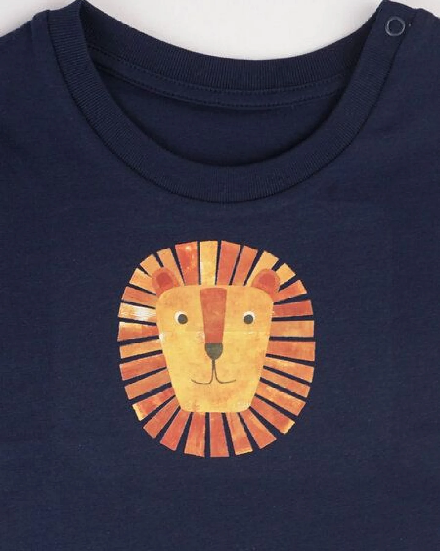 Meladi Kinder Baby-Shirt aus Biobaumwolle - Löwe auf Navy Blau – Ansicht 3