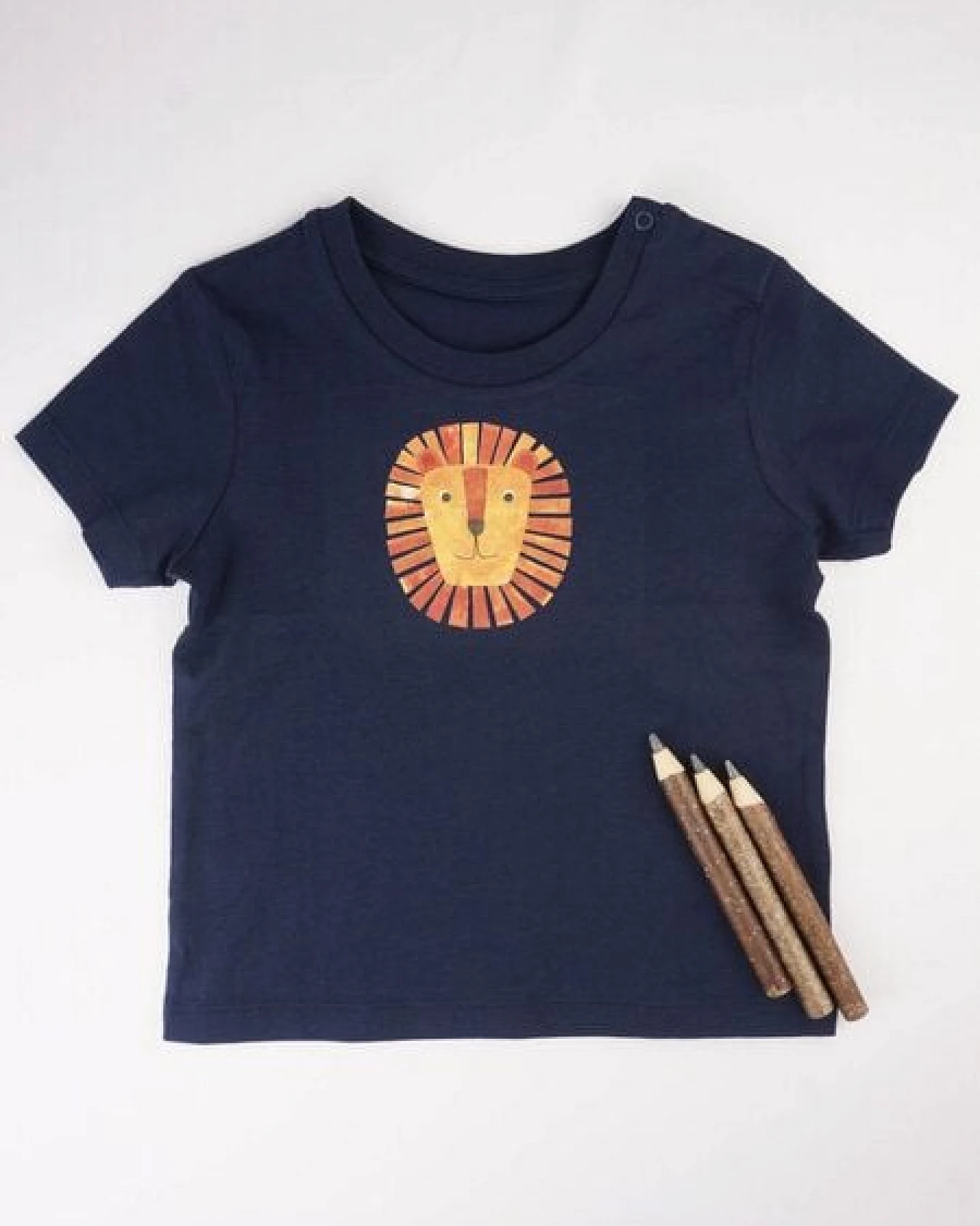 Meladi Kinder Baby-Shirt aus Biobaumwolle - Löwe auf Navy Blau – Ansicht 4