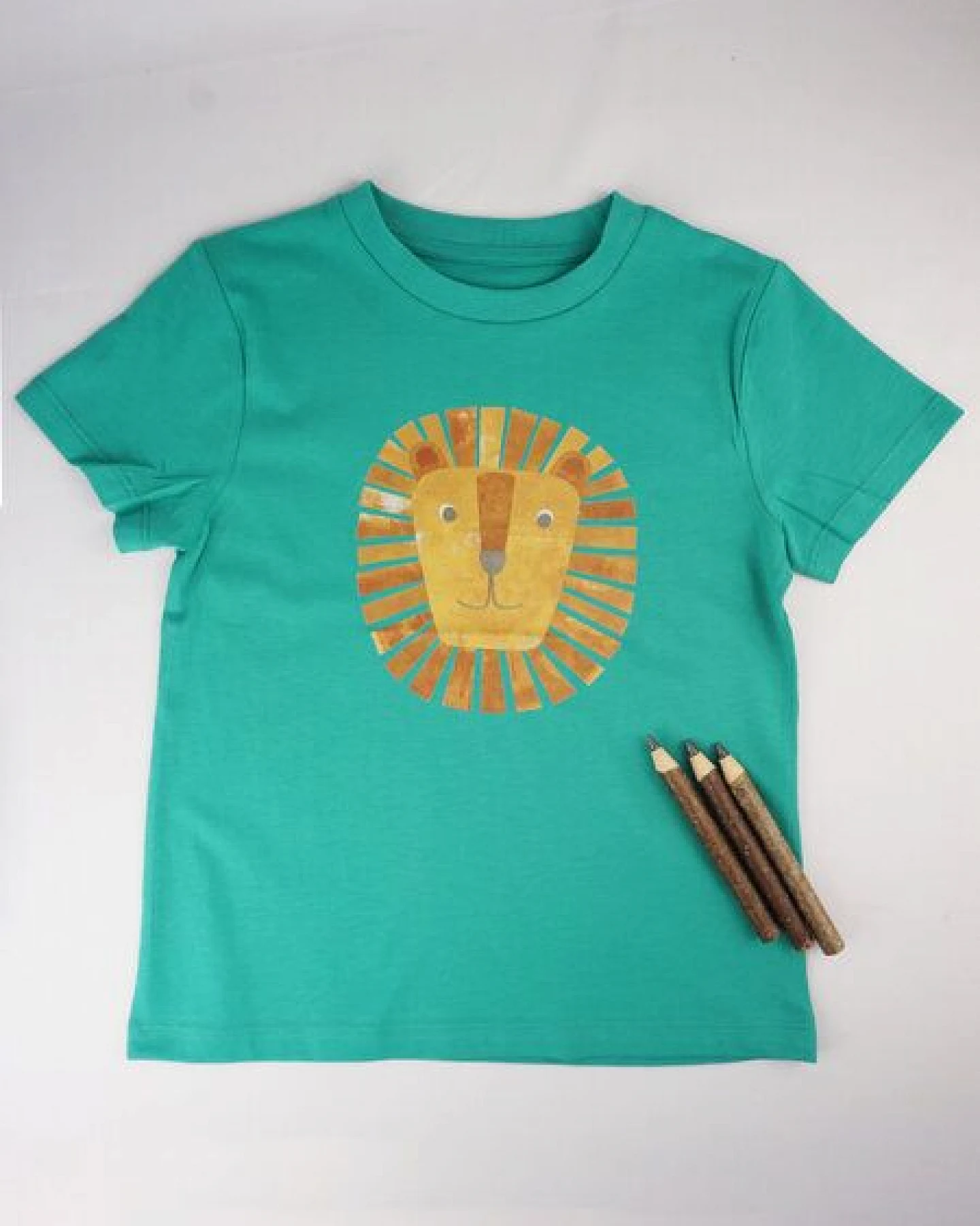 MELAdi Kinder Shirt aus Biobaumwolle - Löwe auf Meadow Green – Ansicht 3