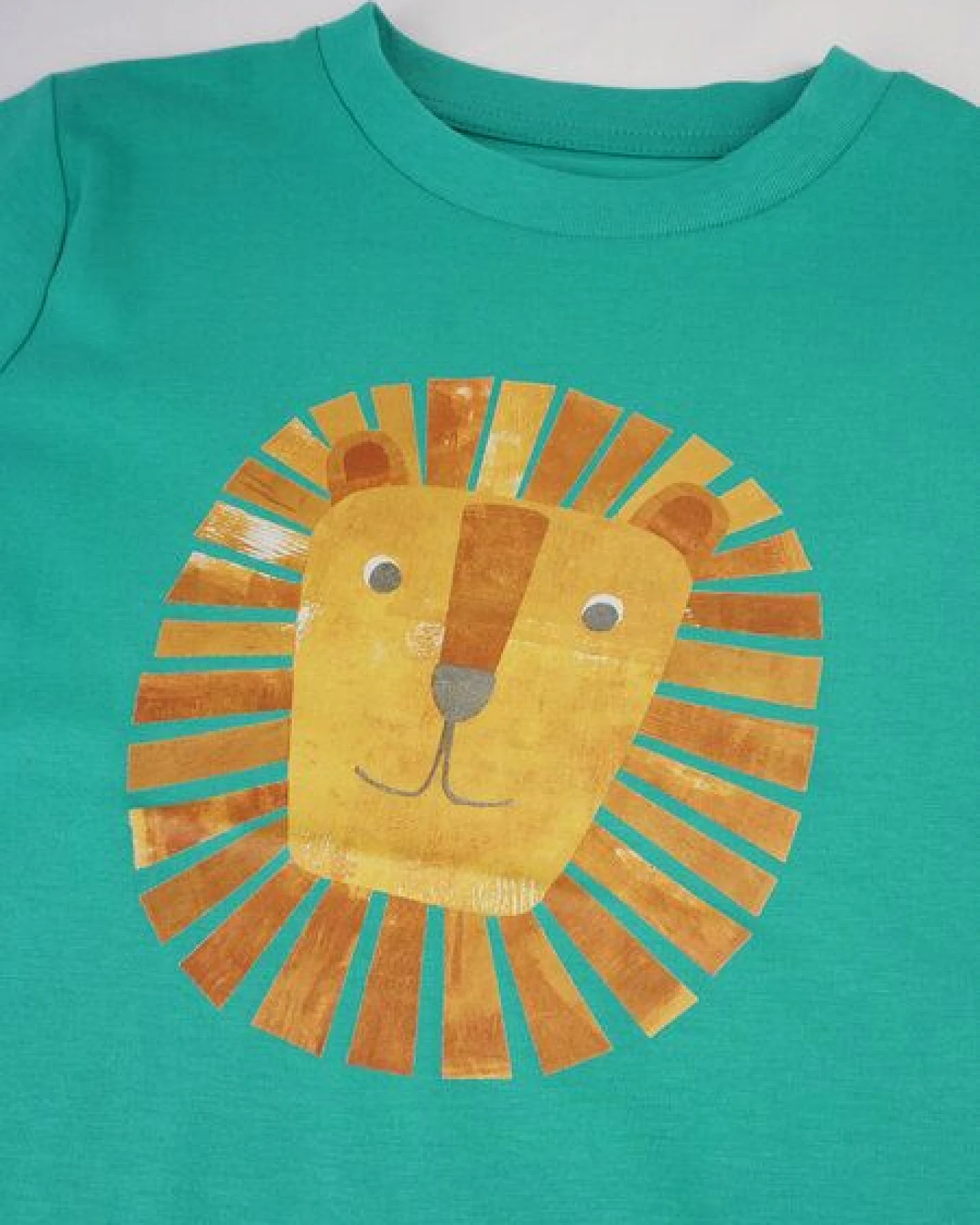 MELAdi Kinder Shirt aus Biobaumwolle - Löwe auf Meadow Green – Ansicht 4