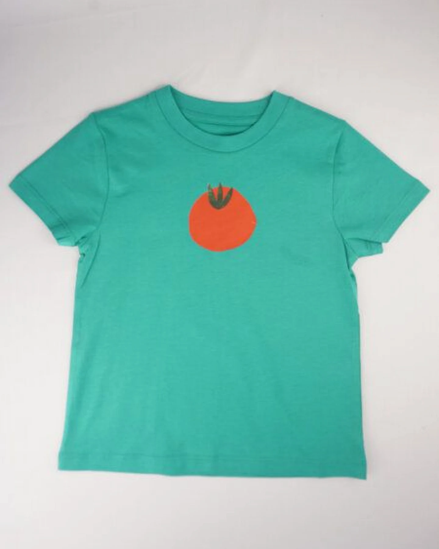 MELAdi Kinder Shirt aus Biobaumwolle - Tomate auf Meadow Green – Ansicht 4