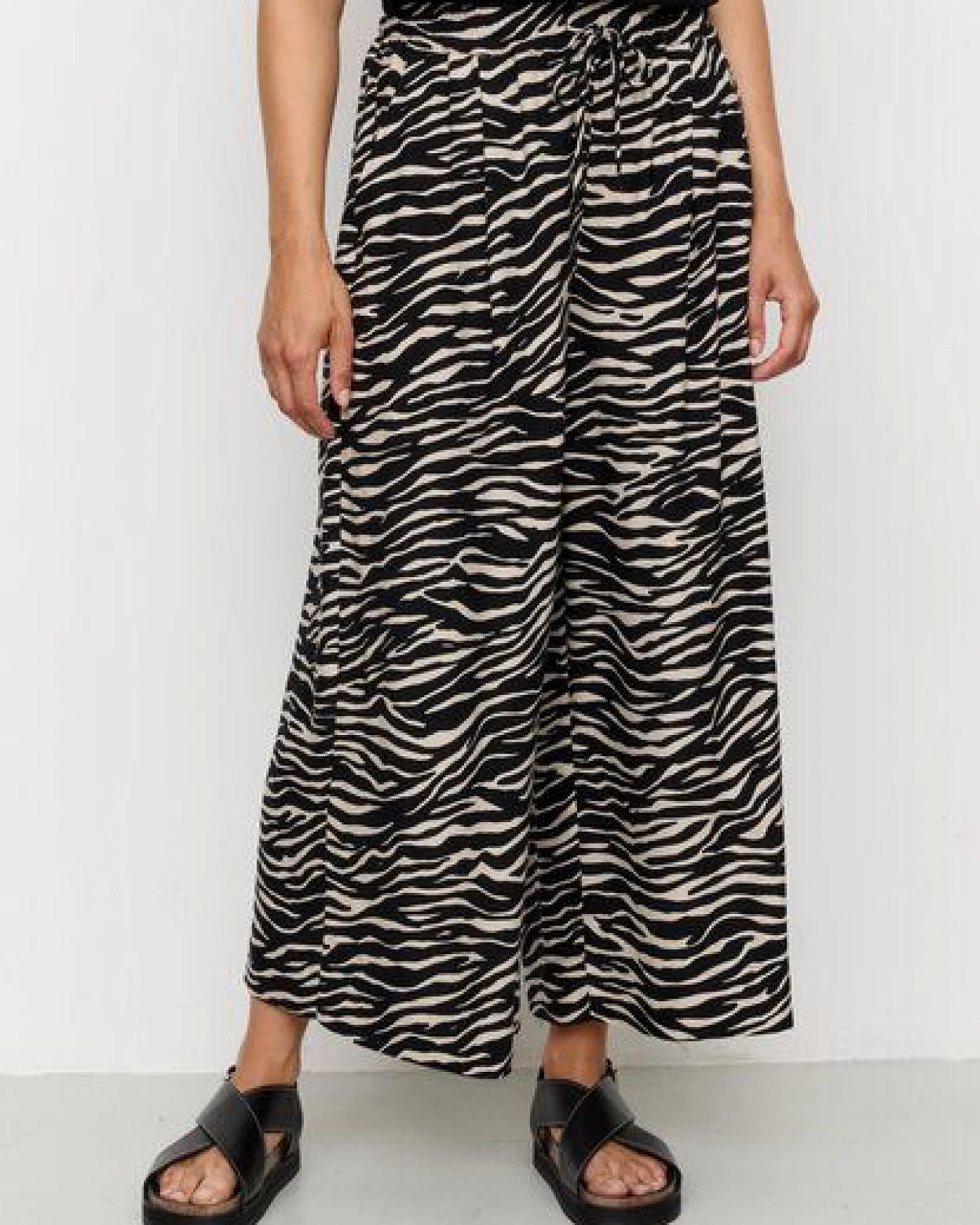Damen Hose aus LENZING ECOVERO Viskose - SEQUOIA ZEBRA - recolution – Ansicht 3