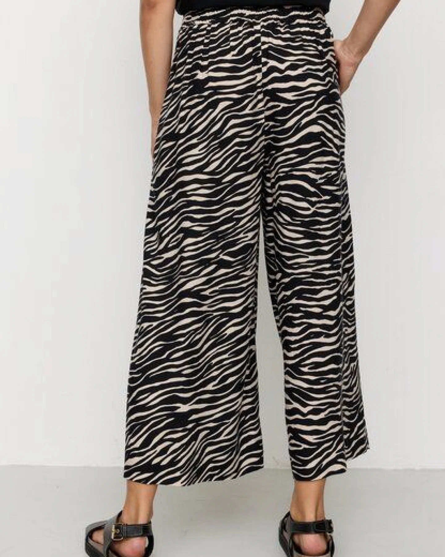 Damen Hose aus LENZING ECOVERO Viskose - SEQUOIA ZEBRA - recolution – Ansicht 4