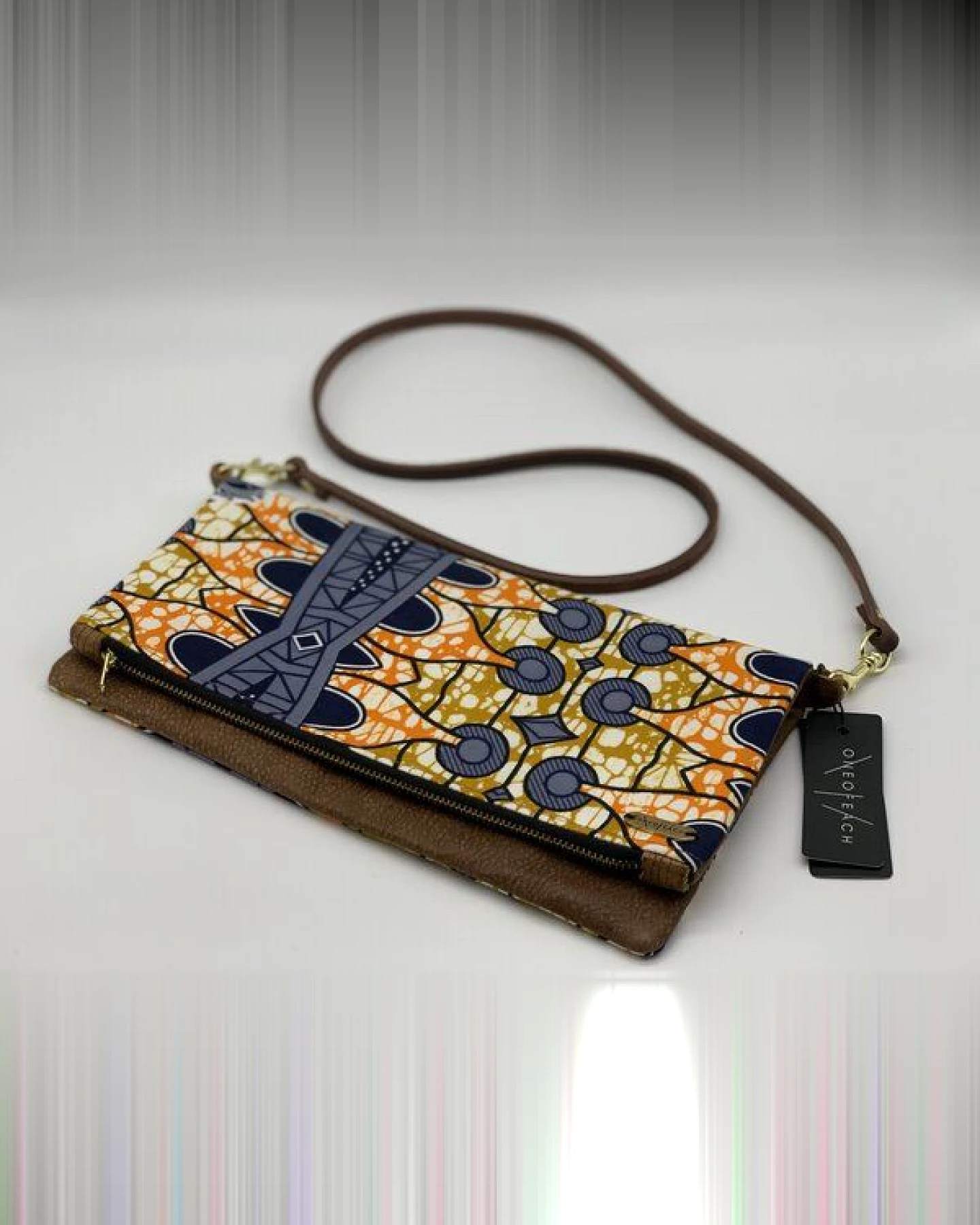 ONE OF EACH Clutch "Ghana" Handtasche aus Leder und Baumwollstoff mit afrikanischem Print – Ansicht 2