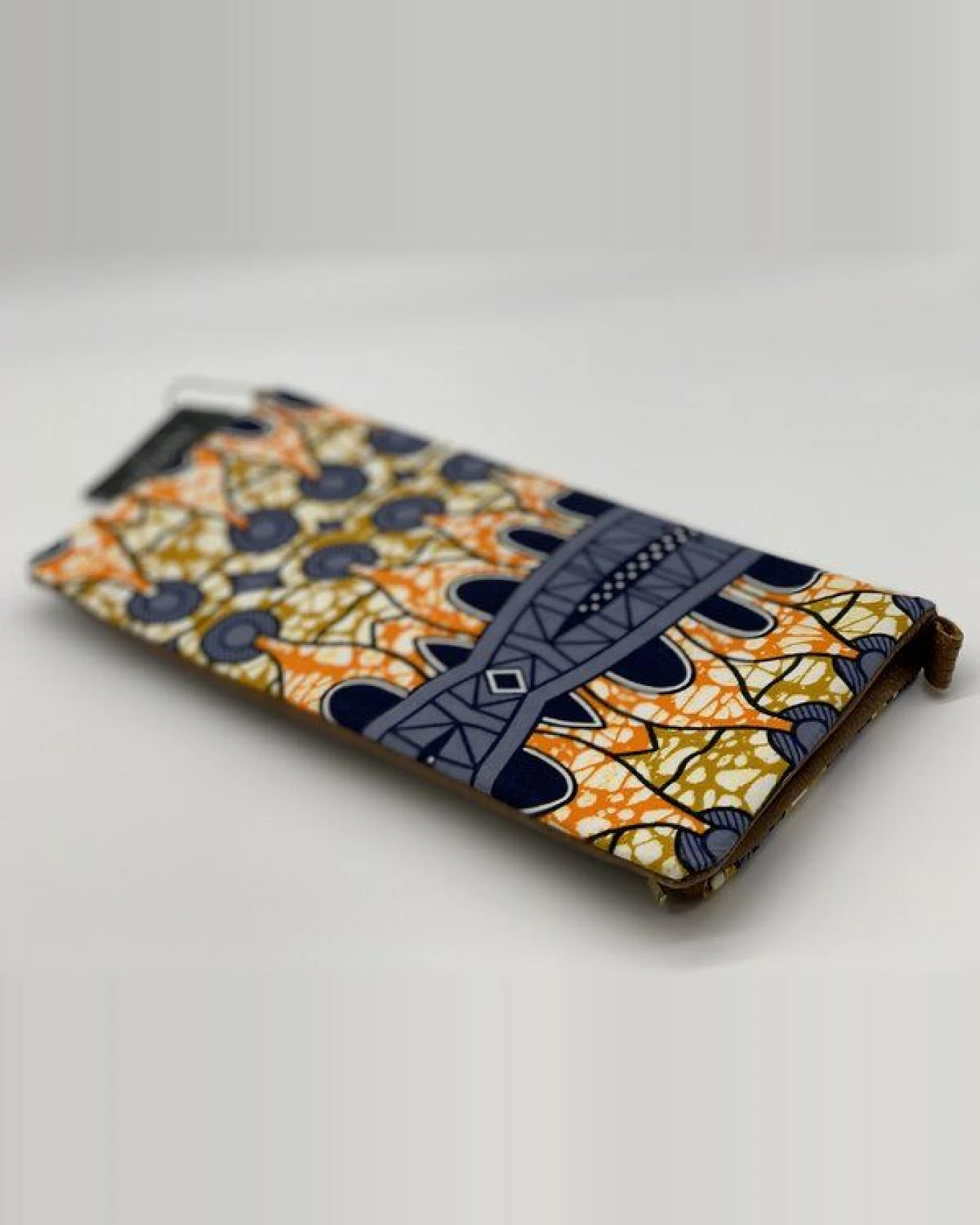 ONE OF EACH Clutch "Ghana" Handtasche aus Leder und Baumwollstoff mit afrikanischem Print – Ansicht 3
